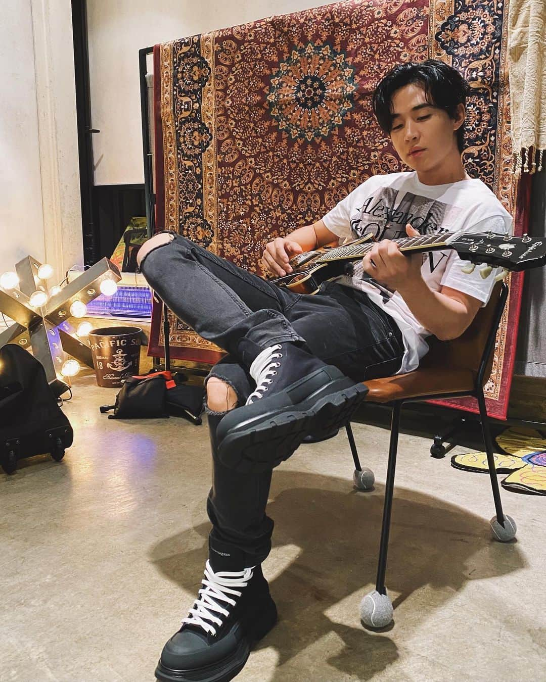 ヘンリーさんのインスタグラム写真 - (ヘンリーInstagram)「jammin 🎸  #광고 #AlexanderMcQueen #McQueenTreads」10月23日 19時09分 - henryl89