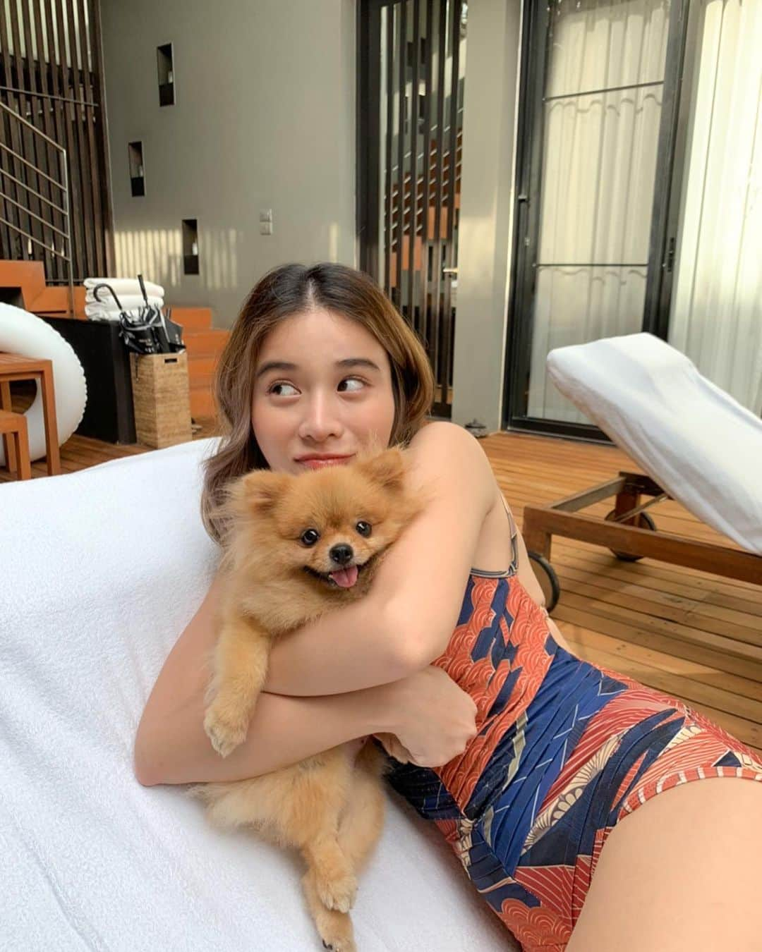 Supassaraさんのインスタグラム写真 - (SupassaraInstagram)「Dogs are like potato chips. You can’t have just one.🤪🐶👉🏻🥔  #VVillasHuaHin  #VVillasMoment」10月23日 19時09分 - supassra_sp