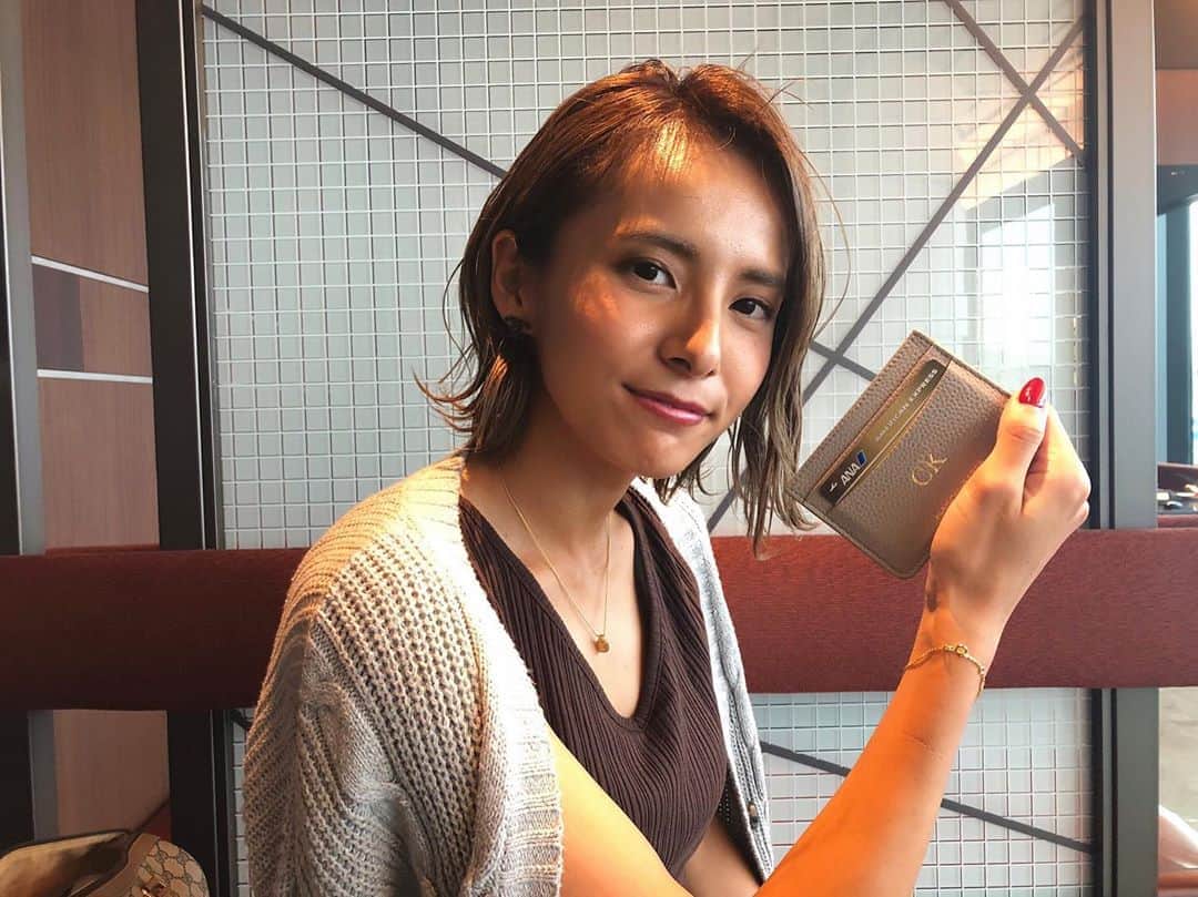 佐野千晃さんのインスタグラム写真 - (佐野千晃Instagram)「最近あたしのお仲間に入ってきたカードケース😘﻿ ﻿ このグレーとイニシャルChiakiとKotatsuでCK気に入ってる😍﻿ ﻿ 自分の中でちょこっとずつキャッシュレス化して最近現金よりクレジットカードのが使ってる💳﻿ ﻿ そして@maisondesabre の公式サイトにて佐野千晃紹介して頂いておりますので是非見てくださいな🤤﻿ ﻿ #メゾンドサブレ #MakeYourMark #natural #healthy #good #gilrs #gilr #cool #cute #ooted #selfie #self #face #スポーツ女子 #スポーツ #ハワイ #笑顔 #ひまわり#カードケース #グレー」10月23日 19時10分 - sanochiaki810