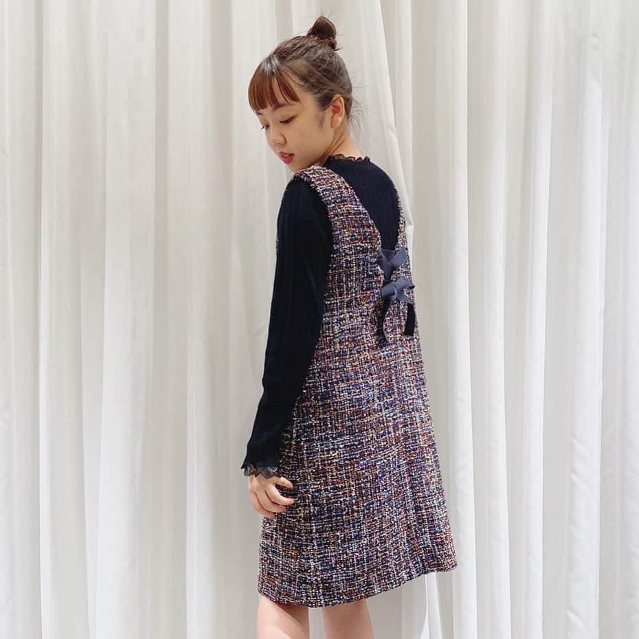 のインスタグラム：「[tweed one piece] . 毎年好評いただいているファンシーツィードのスリーブレスワンピース。 素材感を活かしたシンプルなシルエットです。 後ろは深めのVネックにレースアップディテールをほどこし、後ろ姿も素敵です。 . onepiece 982-59400 ¥15,000+tax  tops 982-19302 ¥8,900+tax . . #anatelier #anatelierofficial  #アナトリエ #tweed」