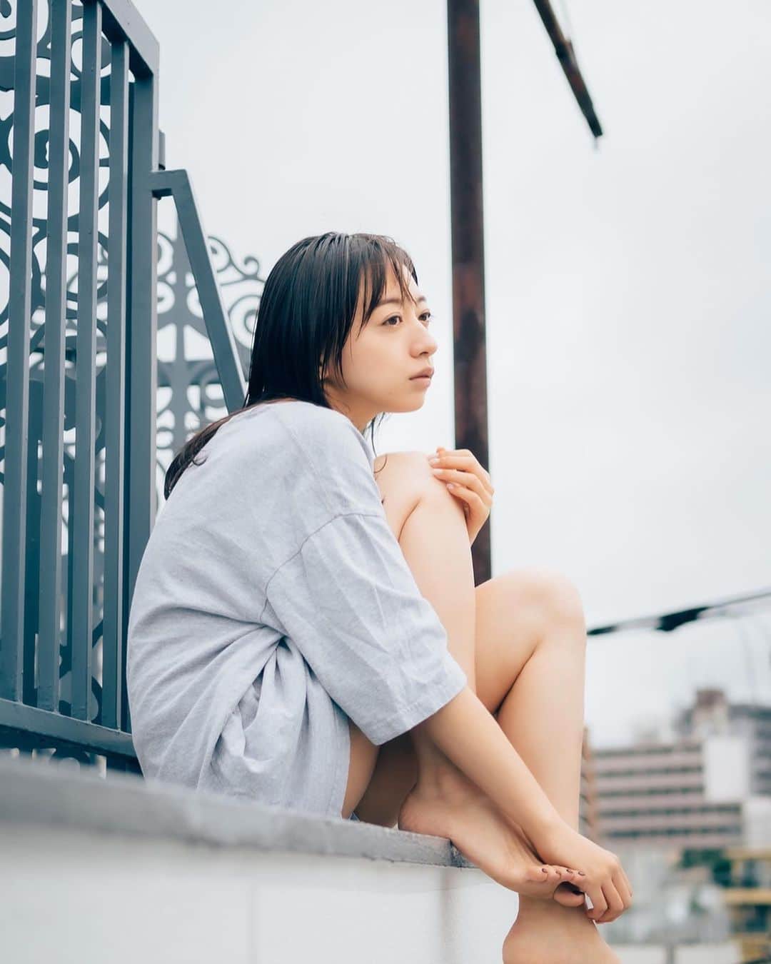 井元麻帆のインスタグラム：「高いところ好きです☁️🐈 最近ちょこちょことあげさせていただいてる部屋着シリーズは、結婚式の時も撮影をお願いした @tomoyasu.ohno さんがカメラマンさんです。一年ぶりにご一緒できて楽しかった☺️💡🤍 @yasu_weddingphotography  #屋上 #撮影 #部屋着」