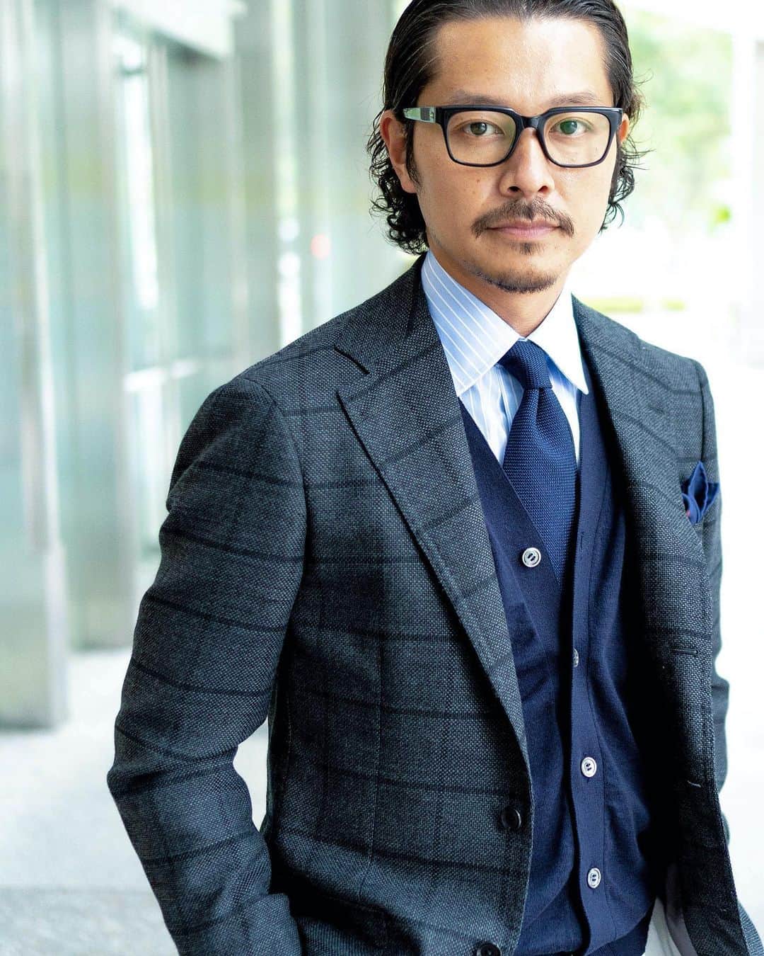 高田朋佳のインスタグラム：「This styling looks elegant with simple colors.  The balanced combination of gray, navy and white gives a very modern look.  Choose brown for your shoes to create lightness.  ———————————————————————— #dressstyle #elegantstyle #modernclassicstyle #newclassicstyle #fashion #mensfashion #mensdressstyle #suitsstyle #dapperstyle #takadachannel」