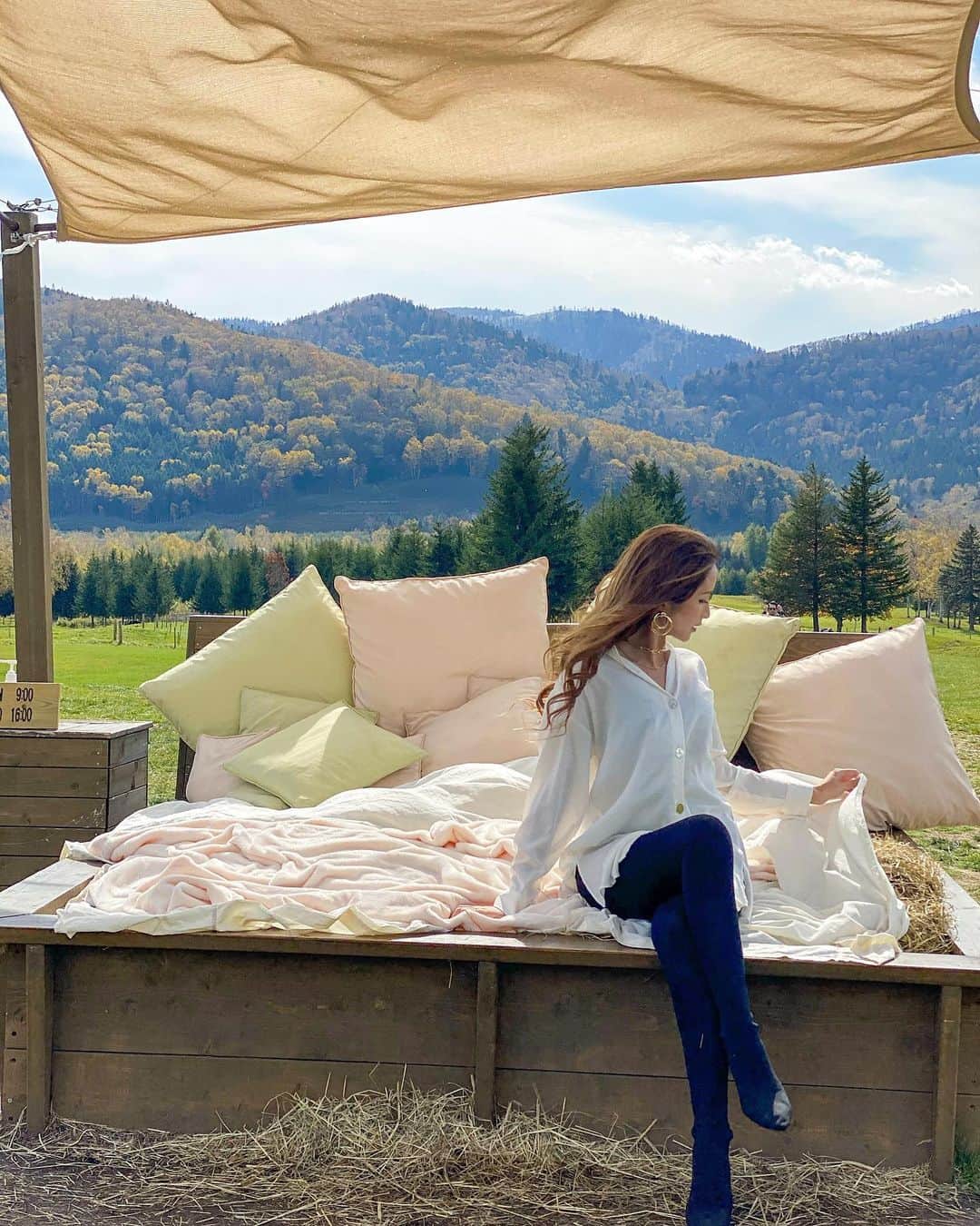 のインスタグラム：「Hoshino Resorts Tomamu🕊🌸﻿ ﻿ 敷地内すごく広くて気持ちよかった❤️﻿ ﻿ ﻿ ﻿ #星野リゾートリゾナーレトマム #星野リゾート #ビュッフェダイニングhal #トマム #北海道 #北海道旅行 #雲海 #星野リゾートトマム #雲海テラス #雲海カフェ #雲海☁️ #japan #hokkaido #hokkaidotrip #hoshinoresorts #seaofclouds #risonaretomamu #hal #buffetdininghal」
