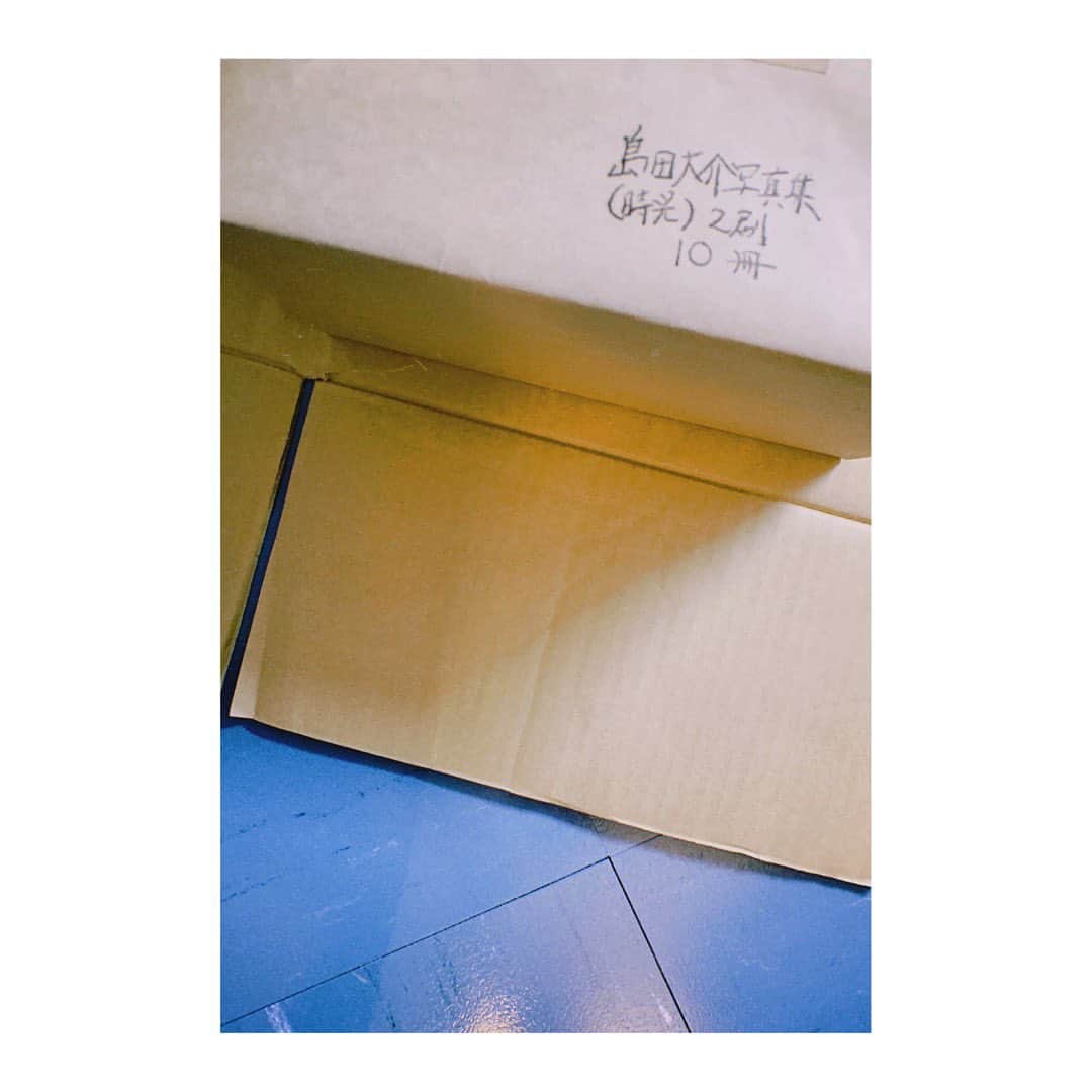 島田大介のインスタグラム：「写真集『時光』webでの再販は10/31 20時からです。書店でのお取り扱い等はまた随時お知らせします。 #写真集時光  https://daisukeshimada.stores.jp/items/5f58375137b0bc1edcf9f062」