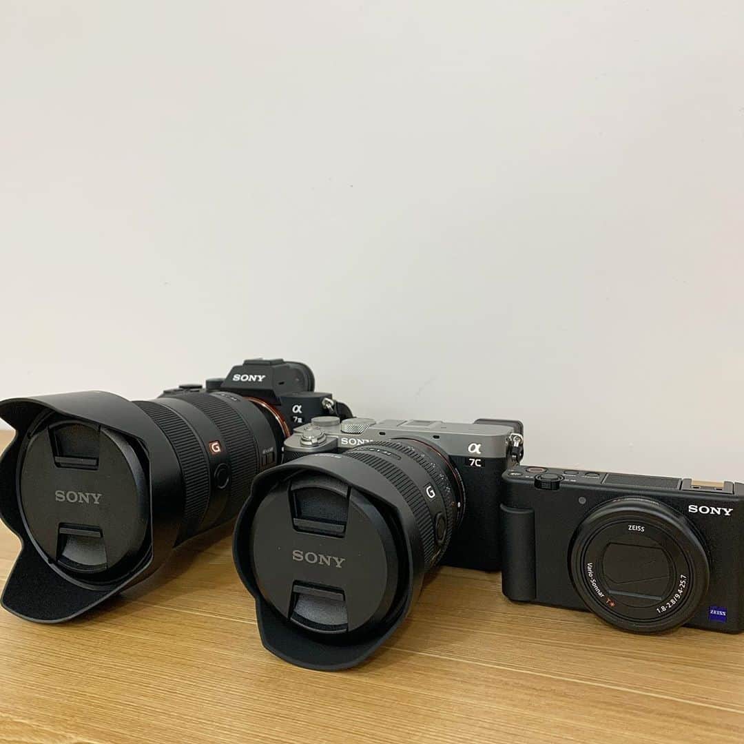 久保雄司のインスタグラム：「sony family ☺︎☺︎☺︎  これでバッチリ☺︎ あとはやるだけ🔥  #sony #α7iii  #α7c #vlogcamerazv1  #SEL2470GM #SEL20F18G #ガチ買い」