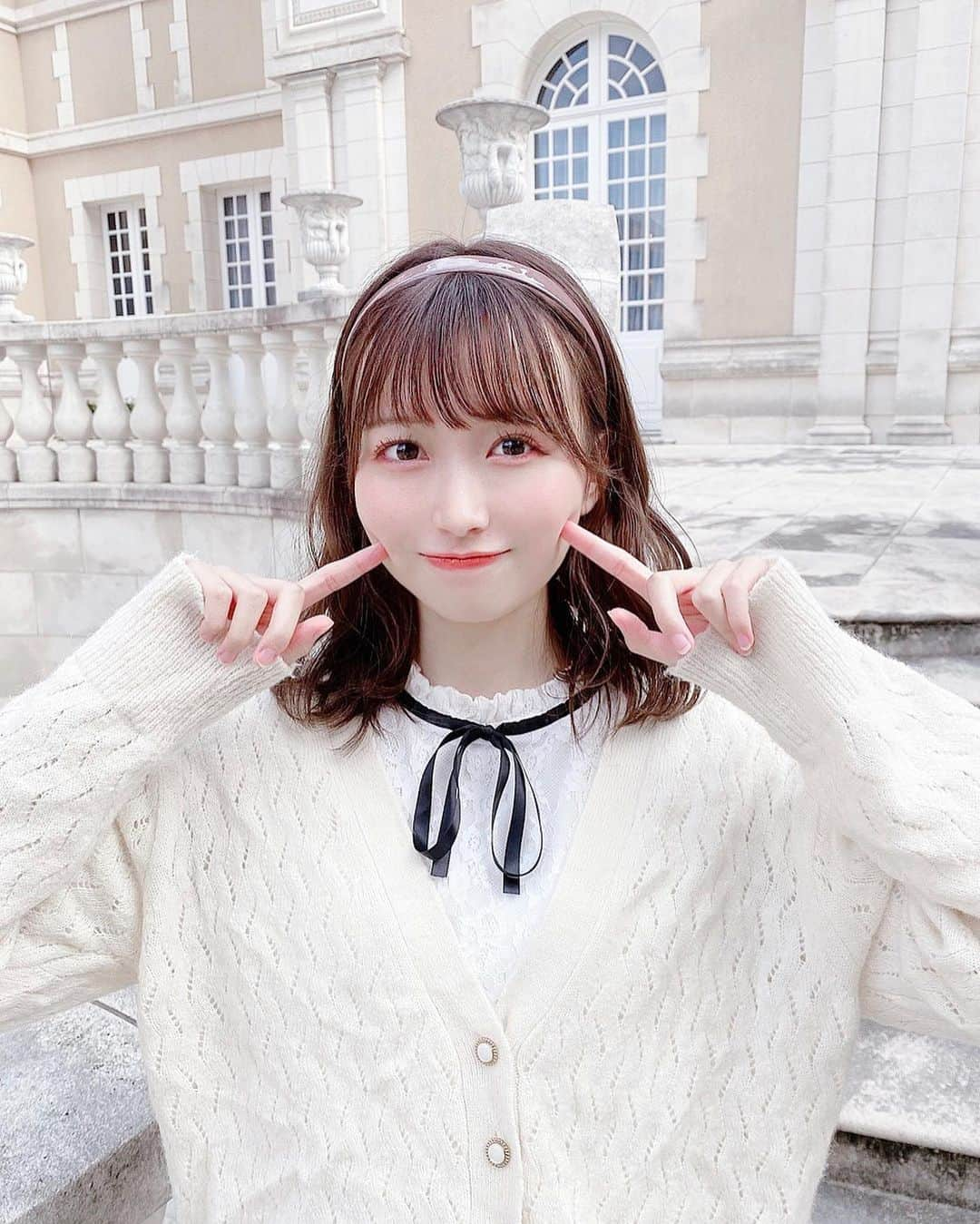 中野あいみさんのインスタグラム写真 - (中野あいみInstagram)「﻿ ﻿ 🏰🤍☁️﻿ ﻿ ﻿ ♡﻿ ﻿ ♡﻿ ﻿ ♡﻿ ﻿ Twitterで載せたのとは別のバージョン、﻿ この髪の長さのゆるふわ巻きにハマってます❤︎﻿ ﻿ 3枚めのバッグは #66girls ﻿ 大きいからいっぱい入る便利！﻿ 持つ部分が、くしゅくしゅしてて可愛い⚪️」10月23日 19時22分 - nakano_aimi