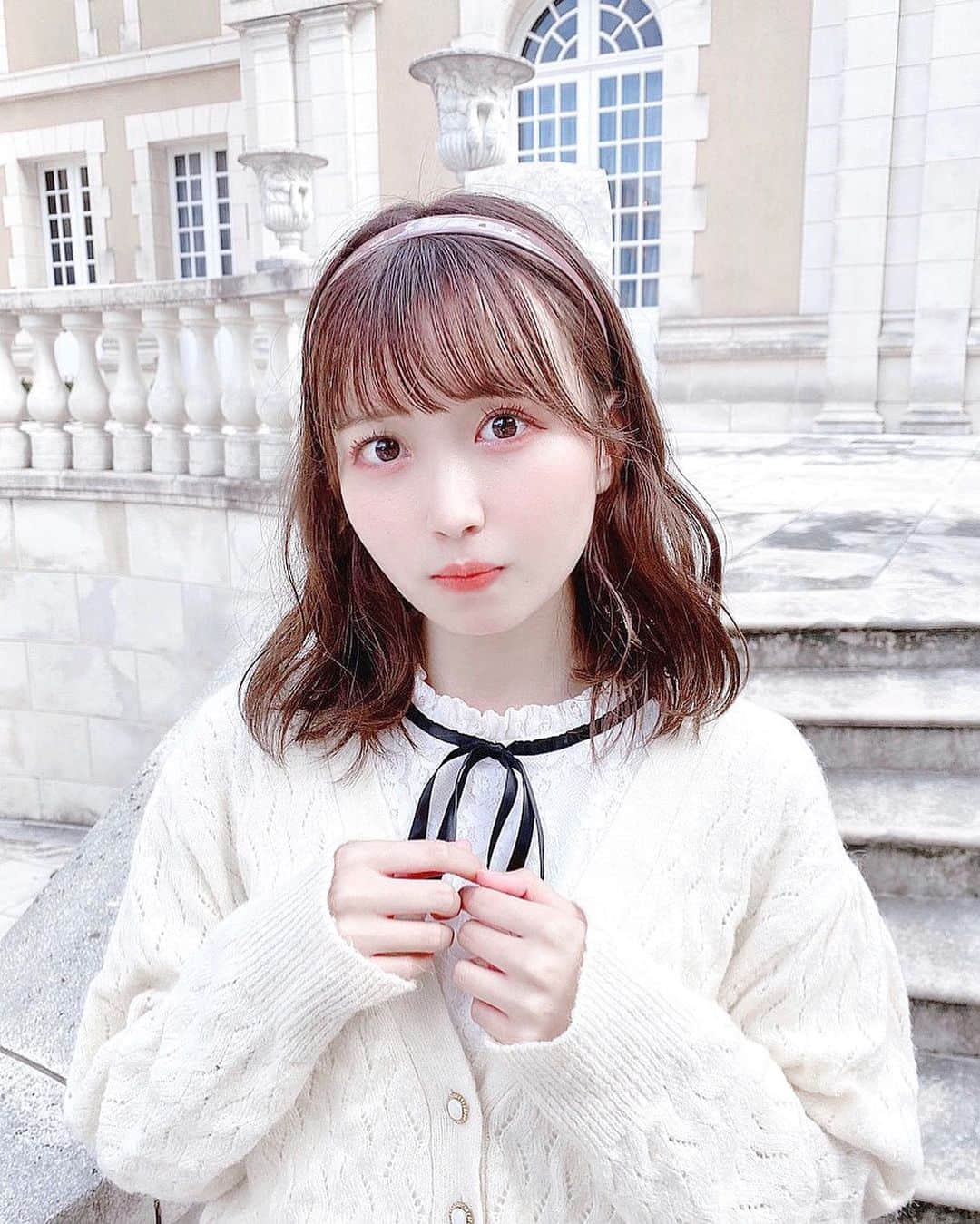 中野あいみのインスタグラム：「﻿ ﻿ 🏰🤍☁️﻿ ﻿ ﻿ ♡﻿ ﻿ ♡﻿ ﻿ ♡﻿ ﻿ Twitterで載せたのとは別のバージョン、﻿ この髪の長さのゆるふわ巻きにハマってます❤︎﻿ ﻿ 3枚めのバッグは #66girls ﻿ 大きいからいっぱい入る便利！﻿ 持つ部分が、くしゅくしゅしてて可愛い⚪️」