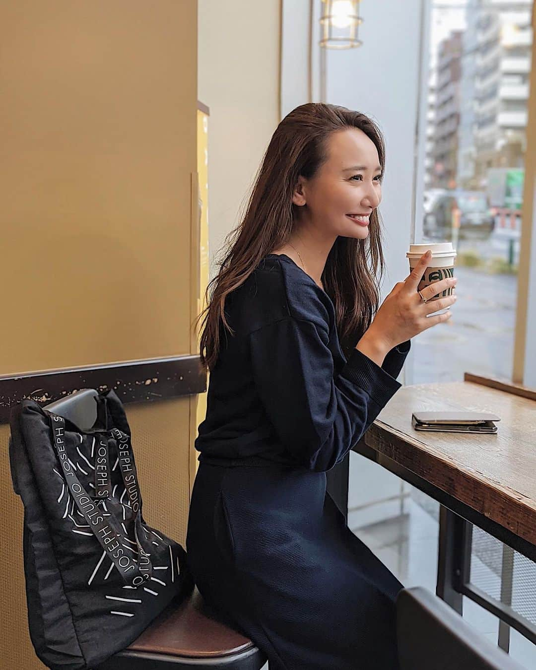 李 雨瀟さんのインスタグラム写真 - (李 雨瀟Instagram)「バタバタな1日。 朝の💻が終わらなくてパソコン持って出かけたよん🤍　 最近のお気に入りはJOSEPH STUDIOのエコトート。パソコンはもちろん荷物がかなり入るからかなり助かってます😝✌️ リバーシブルでブラックのままシンプルに使うのもあり✨ . @josephstudio_jp インスタ限定の10％OFFクーポンもあるのでよかったら使って下さい☺️ （クーポンコード：jbjb0918） . . #yuxiao_outfits #outfits #ootd  #josephstudio #fashion #aw  #Starbucks #pcday #ファッション #コーデ」10月23日 19時23分 - yuisho_ri