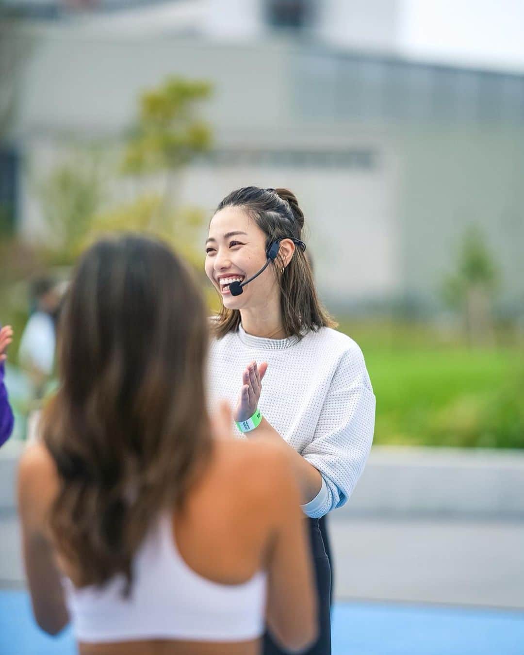 岩崎志保のインスタグラム：「11/7(sat)  PILATES & RUN LESSON －WOMEN ONLYー🏃🏼‍♀️💖  ラフィネ主催のイベントでピラティスセッションを担当します！ マットの用意は必要なし。(タオルがあると便利かも◎) みんなで楽しくピラティスしてトラックを走りましょう♡  予約は @fitvibes_tokyo トップのURLから🌿  写真は10/18のFVイベントの時のもの。 11/7もこんな感じでワイワイ楽しくやるよ〜🌞  ----------------------------------------------  【TIME TABLE】 8:45  受付スタート（着替え等の準備） 9:30  オープニング　 9:45  メニュー開始　 10:45  メニュー終了予定　 11:00  終了 （競技場の更衣室内にシャワー完備。自由にお使いください。）  【MENU】 RUNに繋がるピラティスセッションを行ってから約1km（1000m）のランニング  ＊感染予防対策としてマットの貸し出しは行いません。　 　必要な方はマットやタオルを各自ご持参下さい。 ＊給水も各自ご用意お願い致します。  【参加特典】  1.ラフィネオリジナル発酵ドリンクプレゼント 2.快足ストレッチ半額特典 3.ELDORESO当日限定、店舗にて参加チケット掲示で10％OFF  #FITVIBES #ラフィネ #FITONEBODY #身体が喜ぶカラダ作り #ピラティス #ピラティスインストラクター #ランニング #織田フィールド」