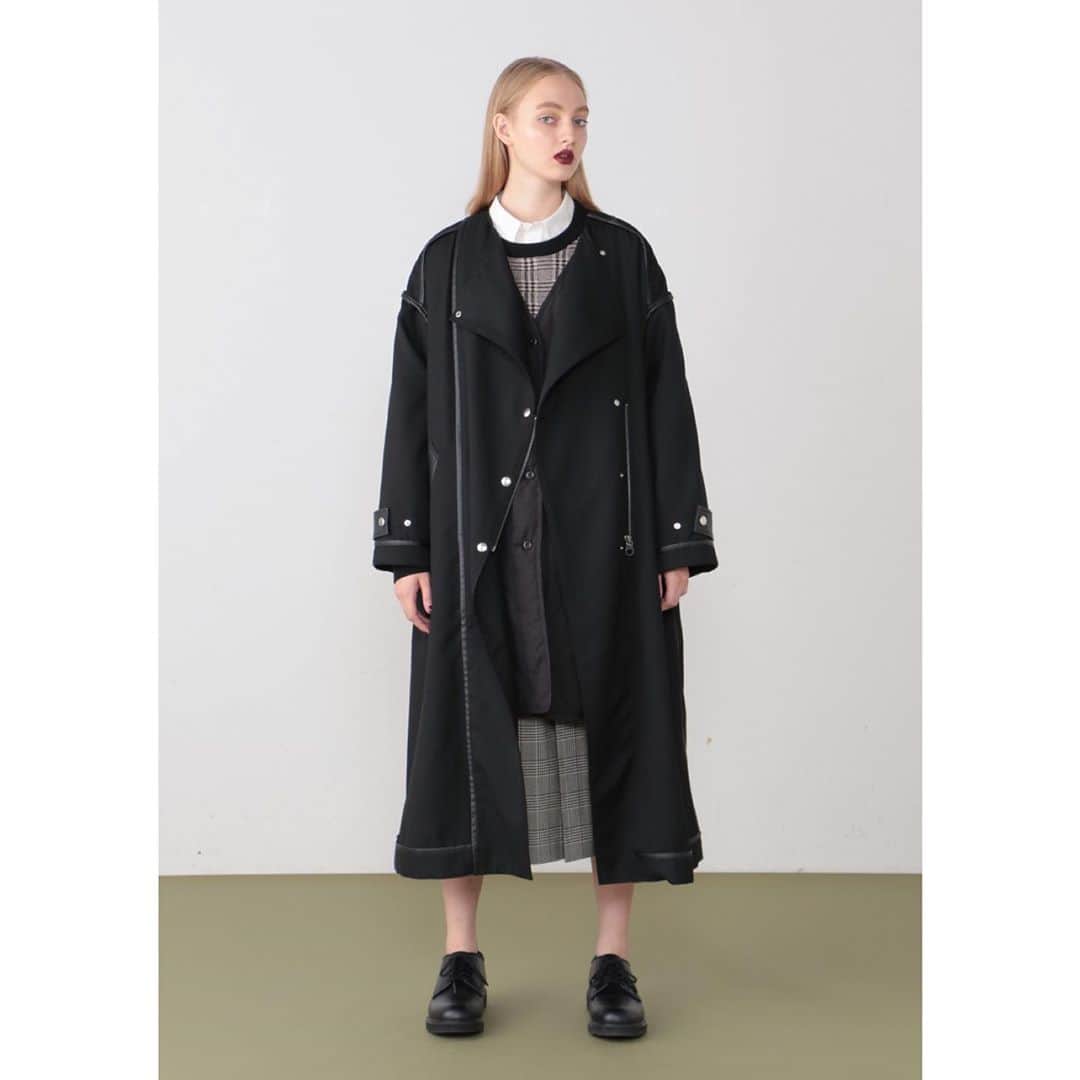 FRAPBOISofficialさんのインスタグラム写真 - (FRAPBOISofficialInstagram)「〈パラレルコート〉  ライダースブルゾンのディテールをベースにデザインされたコート。ビッグスヌードと取り外し可能なキルティングライナーが付いた、4WAYで楽しめるコートになっています。  Coat 49,000yen+tax (Navy/Black)  #frapbois #フラボア #fashion #ファッション #coat #コート #riders #ライダース #ridersblouson #ライダースブルゾン #snood #スヌード #liner #ライナー #quilting #キルティング #quiltingliner #キルティングライナー #4way #4ウェイ #フォーウェイ #relax #リラックス #relaxwear #リラックスウェア #onemilewear #ワンマイルウェア #tokyo #japan」10月23日 19時30分 - frapbois_official