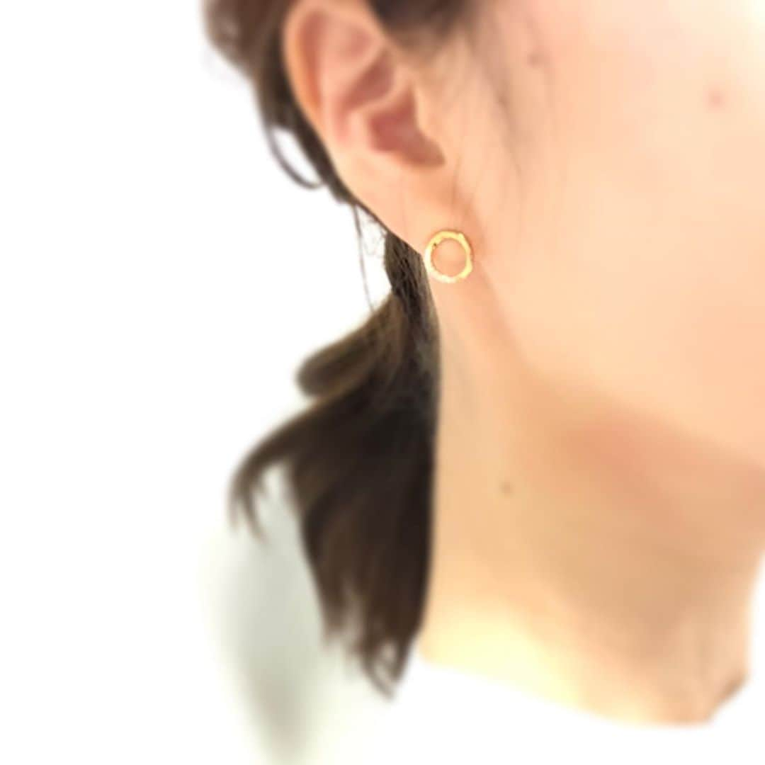 下村彩里さんのインスタグラム写真 - (下村彩里Instagram)「#衣装 x#お花 シリーズ　💐 1.3枚目 コート:#tiara  上:#tiara 下:#anatelier  . 4.5枚目 ピアス:#ete . #いつも素敵な衣装アクセサリーありがとうございます🙇‍♂️✨ . . お花は友人が作った#フラワーアレンジメント 💐 @kaorink912  紫とピンクと白 大好きな色の組み合わせです☺️ 癒されました😌 . ピアスはキラキラ輝いていたので #お日様 と組み合わせ☀️ . #木漏れ日が気持ちいい #貴重な#秋晴れ #今日は広い範囲で雨☔️ #次の晴れはいつ❓  #報道ステーション #気象情報 で #お伝えします . #下村彩里#テレビ朝日アナウンサー#テレビ朝日#アナウンサー#アナウンサー衣装#anchor#costume#october」10月23日 19時30分 - sairi.shimomura_ex