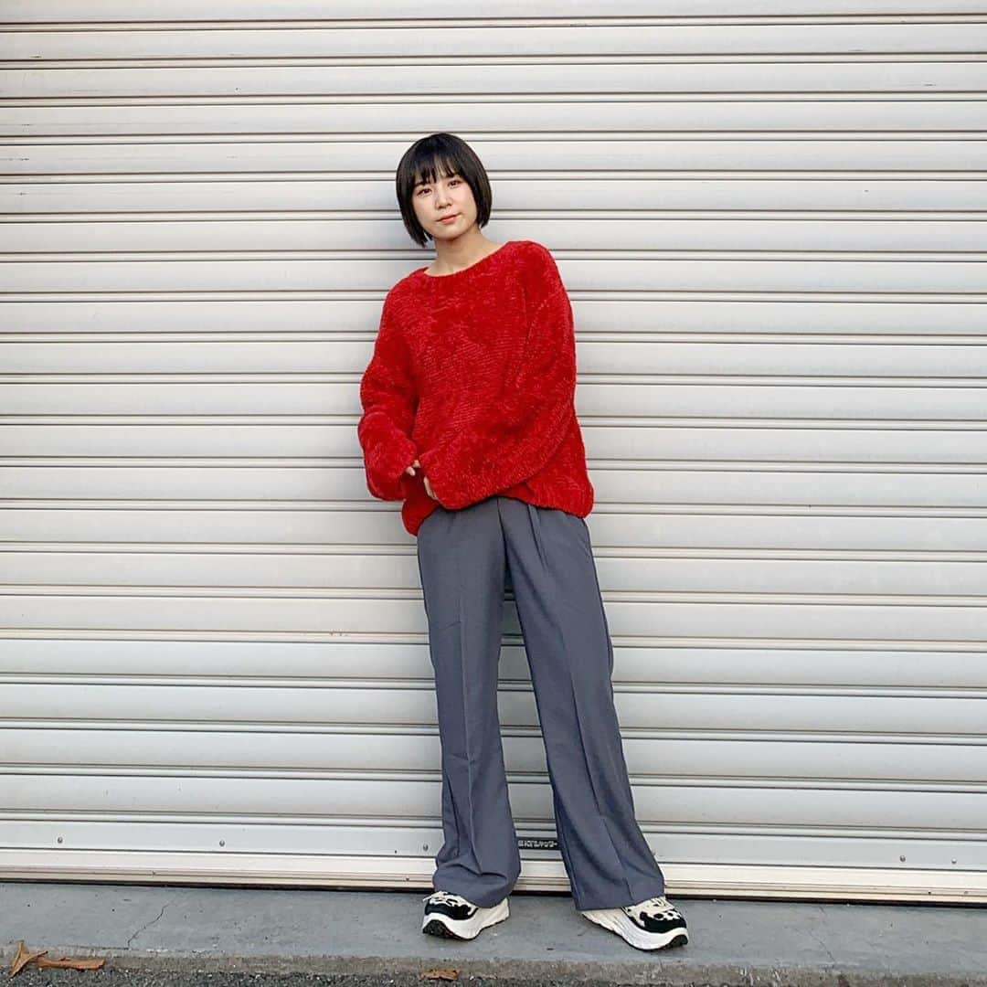 光永さんのインスタグラム写真 - (光永Instagram)「鮮やか赤ニットコーデ🧶🍓 顔が映える色で気に入ってます◎ ずっと勝手にイエベと思ってたんですが、自己診断したりとか似合う色的にブルベかもしれません…どう思います？ (関係なく何色でも着るんですけども🦕) . ニット：#beautifulpeople  パンツ：#mayree スニーカー：#ugg ×#atmos . このスラックス、ウエストゴムで楽ちんやのにめっっちゃ形綺麗…！！ . . #赤ニット #ニットコーデ #スラックス #feelugg #ショートカット #秋コーデ」10月23日 19時30分 - hinata_official__