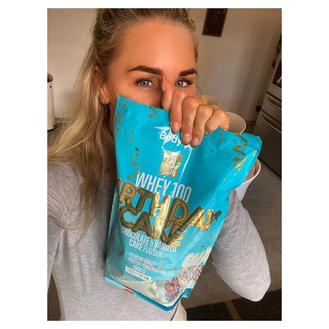 ヤネッテ・オッテセンさんのインスタグラム写真 - (ヤネッテ・オッテセンInstagram)「Happy birthday @bodylab 🎂   Proud to be on your team 🏆  This new protein powder is UNREAL!! A mix of vanilla and chocolate cake!!! Taste amazing🤤」10月23日 19時30分 - jeanetteottesens