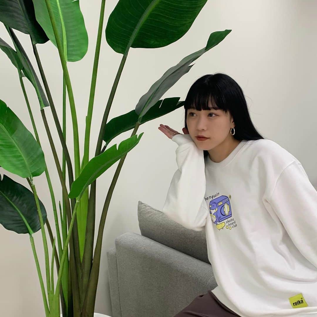 山下恵奈のインスタグラム：「#えなめるフク﻿ ﻿ 事務所で撮影した日の写真🤳﻿ ﻿ トレーナーが着れる季節嬉しい〜🌬﻿ ﻿ #ROIKA#HEADERS豊田#スケーターファッション﻿」
