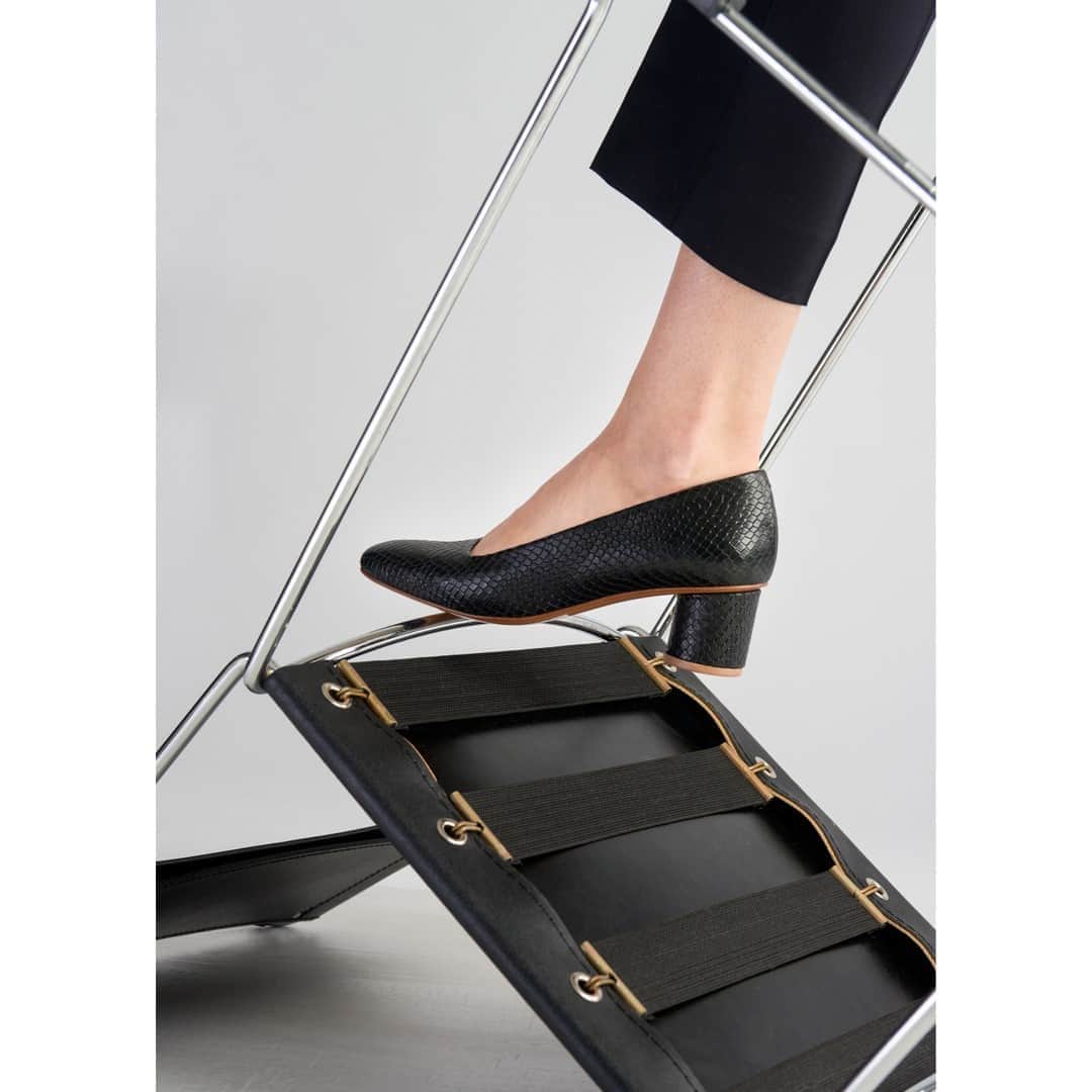 テーリポルキのインスタグラム：「Ready for the weekend 🖤👠 ⠀⠀⠀⠀⠀⠀⠀⠀⠀ ⠀⠀⠀⠀⠀⠀⠀⠀⠀ #TERHIPÖLKKI #terhipölkkistore #kämpgarden #scandinaviandesign #finnishdesign #sustainable #sustainablefashion #designfromfinland #finnishfashion #footwear #shoes」