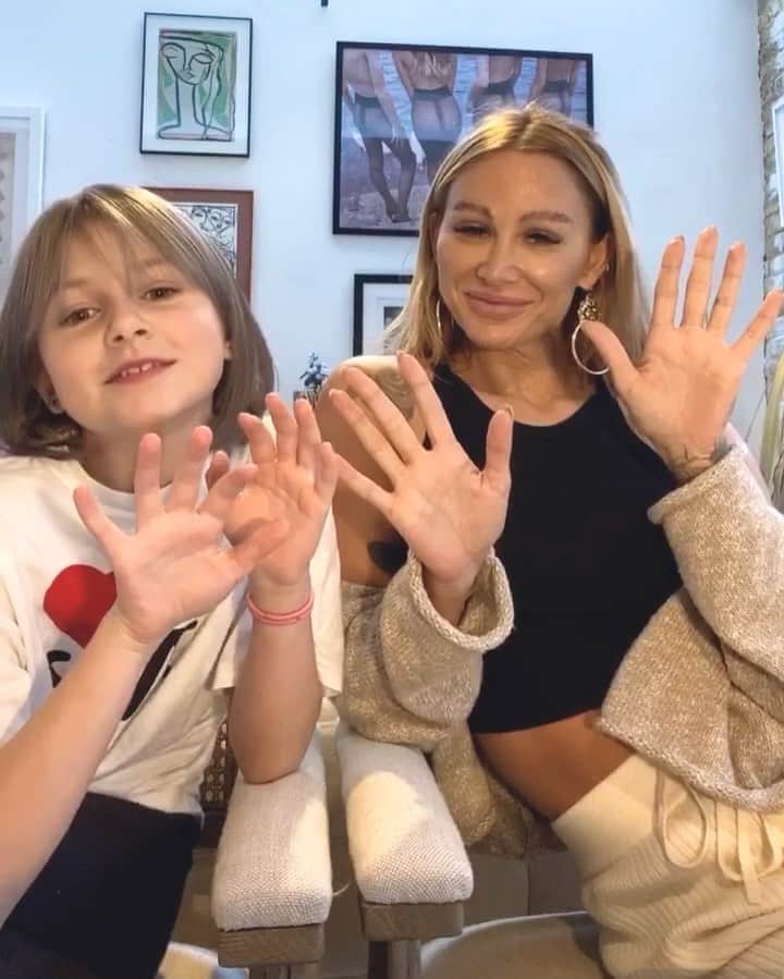 ルー・ティーズデールのインスタグラム：「AD 🎧 Music is a huge part of our family. Lux is just discovering what she prefers to listen to... and how it’s different to me! She searches for new and old songs and makes little playlists to share with me. The @spotifyuk Premium Family Plan gives you up to 6 premium accounts for family members living under the same roof 😎With Parental Controls I can set explicit filters to be sure what she can or can’t listen to and she’s able to discover messages in music that she understands, in a safe way x 😍 #SpotifyFamily」