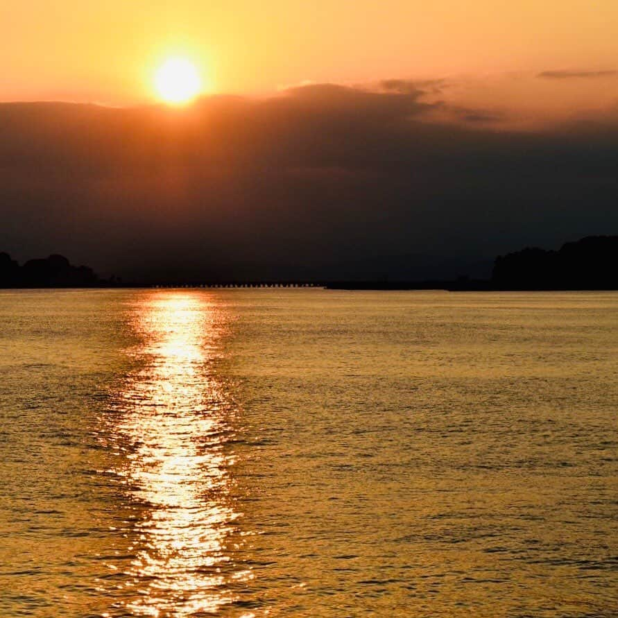 江の島・鎌倉 ナビさんのインスタグラム写真 - (江の島・鎌倉 ナビInstagram)「秋の夕日は色濃くなります。 稲村ヶ崎からの夕景は、サンロードが 美しいです。  photo by @yuki__nstagram  #稲村ヶ崎 #夕日 #海 #江ノ電 #江の島 #鎌倉 #江の島鎌倉 #江ノ電で会いにゆく #inamuragasaki #enoden #enoshima #kamakura #enoshimakamakura #kanagawa #japan #feelfreetrip」10月23日 19時32分 - enokama