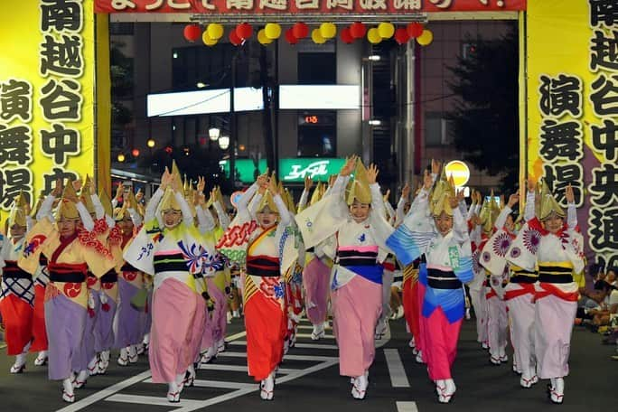 さいたまつりさんのインスタグラム写真 - (さいたまつりInstagram)「【🏮埼玉の祭りハイライト🏮 〜「南越谷阿波踊り」〜】 「南越谷阿波踊り」は、日本三大阿波踊りのひとつに数えられており、本場徳島・東京高円寺に次ぐ規模を誇っている県内有数の夏祭りです✨ 県内外から81連が踊りを披露し、躍動感溢れる各連の踊りが約70万人の見物客を惹きつけます！ 　 === 　 1，2、3枚目の写真は流し踊りの様子。様々な連が迫力の踊りを見せます！ 4枚目の写真はメインステージでの「舞台踊り」の様子。音楽や照明も各連が工夫を凝らすため、こちらも見どころ満載です！ 　 === 日本有数の阿波踊りを来年こそは南越谷で楽しみたいですね！ 　 ＊＊＊ 　 2020年度の「南越谷阿波踊り」は、新型コロナウイルス感染拡大防止のため中止となりました。 　 公式サイト　http://www.minamikoshigaya-awaodori.jp/index.html さいたまつりページ　https://www.saitamatsuri.jp/matsuri/koshigaya_awaodori/ #南越谷阿波踊り #さいたまつり #埼玉 #saitama #saitamatsuri #japan #祭 #matsuri #festival」10月23日 19時41分 - saitamatsuri