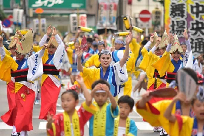 さいたまつりさんのインスタグラム写真 - (さいたまつりInstagram)「【🏮埼玉の祭りハイライト🏮 〜「南越谷阿波踊り」〜】 「南越谷阿波踊り」は、日本三大阿波踊りのひとつに数えられており、本場徳島・東京高円寺に次ぐ規模を誇っている県内有数の夏祭りです✨ 県内外から81連が踊りを披露し、躍動感溢れる各連の踊りが約70万人の見物客を惹きつけます！ 　 === 　 1，2、3枚目の写真は流し踊りの様子。様々な連が迫力の踊りを見せます！ 4枚目の写真はメインステージでの「舞台踊り」の様子。音楽や照明も各連が工夫を凝らすため、こちらも見どころ満載です！ 　 === 日本有数の阿波踊りを来年こそは南越谷で楽しみたいですね！ 　 ＊＊＊ 　 2020年度の「南越谷阿波踊り」は、新型コロナウイルス感染拡大防止のため中止となりました。 　 公式サイト　http://www.minamikoshigaya-awaodori.jp/index.html さいたまつりページ　https://www.saitamatsuri.jp/matsuri/koshigaya_awaodori/ #南越谷阿波踊り #さいたまつり #埼玉 #saitama #saitamatsuri #japan #祭 #matsuri #festival」10月23日 19時41分 - saitamatsuri