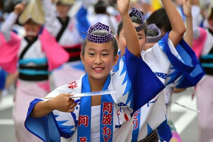 さいたまつりのインスタグラム：「【🏮埼玉の祭りハイライト🏮 〜「南越谷阿波踊り」〜】 「南越谷阿波踊り」は、日本三大阿波踊りのひとつに数えられており、本場徳島・東京高円寺に次ぐ規模を誇っている県内有数の夏祭りです✨ 県内外から81連が踊りを披露し、躍動感溢れる各連の踊りが約70万人の見物客を惹きつけます！ 　 === 　 1，2、3枚目の写真は流し踊りの様子。様々な連が迫力の踊りを見せます！ 4枚目の写真はメインステージでの「舞台踊り」の様子。音楽や照明も各連が工夫を凝らすため、こちらも見どころ満載です！ 　 === 日本有数の阿波踊りを来年こそは南越谷で楽しみたいですね！ 　 ＊＊＊ 　 2020年度の「南越谷阿波踊り」は、新型コロナウイルス感染拡大防止のため中止となりました。 　 公式サイト　http://www.minamikoshigaya-awaodori.jp/index.html さいたまつりページ　https://www.saitamatsuri.jp/matsuri/koshigaya_awaodori/ #南越谷阿波踊り #さいたまつり #埼玉 #saitama #saitamatsuri #japan #祭 #matsuri #festival」