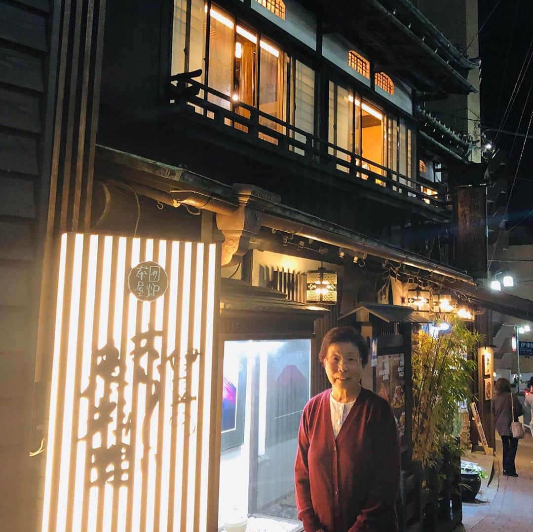 金田久美子のインスタグラム：「夜は熱海の街へ。 お刺身最高に美味しかった。 #お刺身の舟盛り  #囲炉裏茶屋  #熱海温泉  #熱海ロープーウェイ  #熱海城」