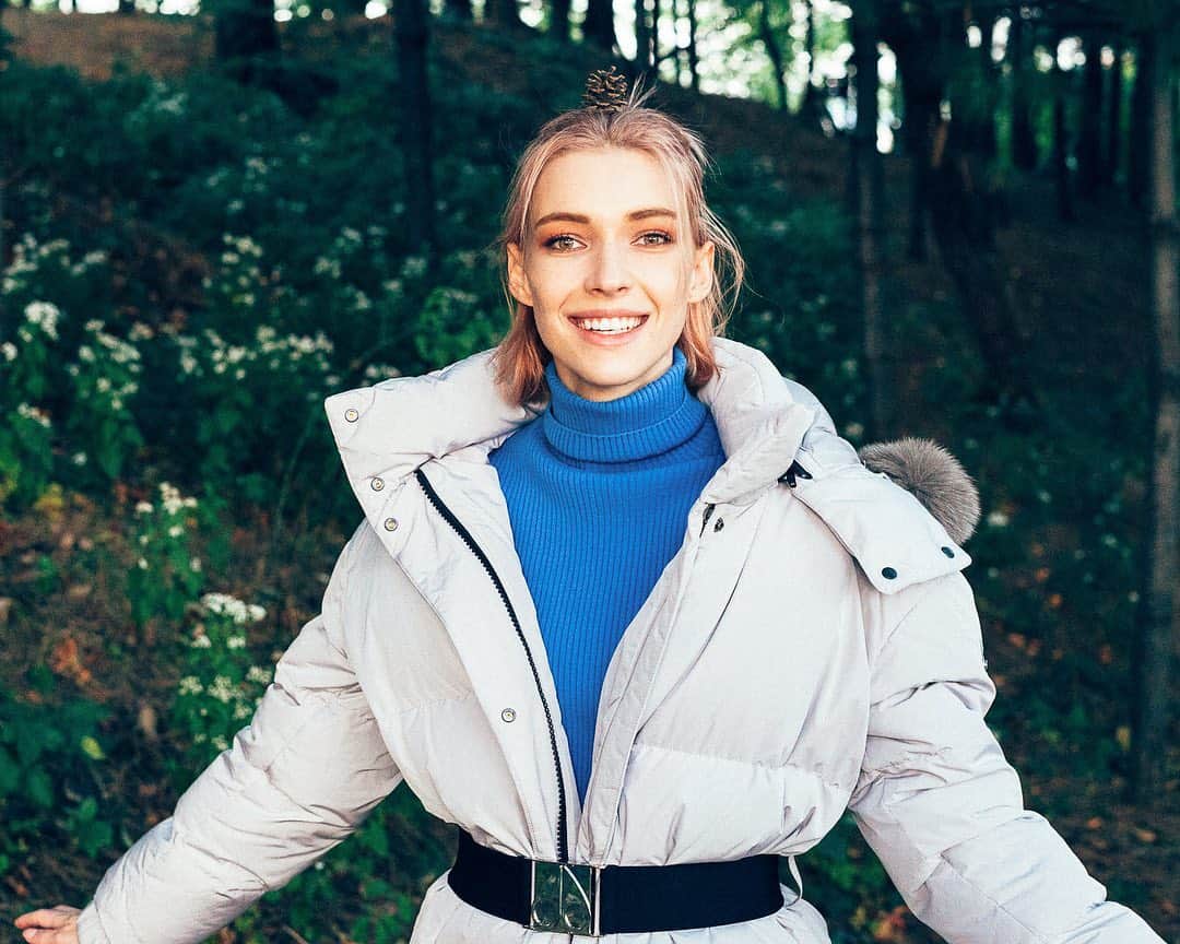 ステファニー・ミチョヴァのインスタグラム：「숲속에서 모자 디자이너가 되어봤어요 🍁 I went to the forest and became a hat designer 🍂👩🏼‍🎨 🌲🌲🌲🌲 Jacket from @mooseknuckles_kr @mooseknucklescanada #무스너클 #광고」