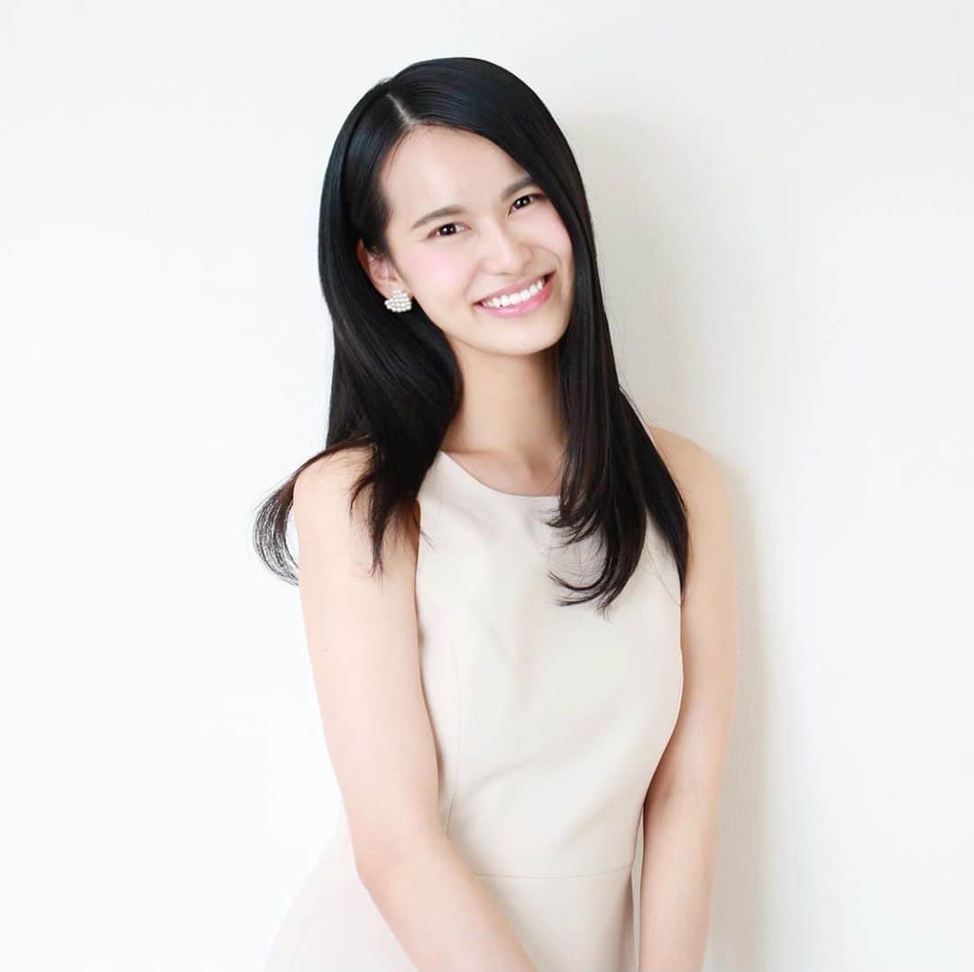 七尾エレナのインスタグラム：「新しいプロフィール画像♡ いまあっちんと新規事業を立ち上げていて あとちょっとでリリースができそうで 昨日はサービスの広告撮影や プロフィール写真の撮影を行いました✨ . 早くリリースしたくてウズウズするけど やることがまだたくさんで😣 ひとつの事業を立ち上げるって 毎度、本当たいへんだー😣 でも実現できたとききっと楽しいから あともうひとふんばり！ また告知させてください✨ . そして髪の毛もすっかり伸びました。 以前はボブだったけど 1年半くらい切らないうちにロングに！ ロングまで綺麗に伸ばせたのは air Ginza centralの 大浜さん @eikou.0601 のおかげ❣️ いつもありがとうございます😊 . インスタのDMで直接大浜さんに 七尾エレナの紹介でと予約をすると 全施術20%OFF&トリートメントも サービスしてくれるみたいです！ 気になる方はぜひ❣️」
