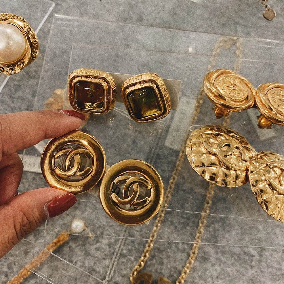 新井ニーニャのインスタグラム：「🖤 @hedy_japan  #chanel #chanelvintage」