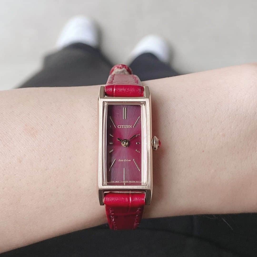 CITIZEN（シチズン時計）さんのインスタグラム写真 - (CITIZEN（シチズン時計）Instagram)「あなたはどの色が好き？ ・ 『CITIZEN Kii:（キー）』のクラシカルデザインウオッチをご紹介です。 ・ ケース幅は約１４ｍｍと小ぶりながら、アウターの隙間からきっちり主張してくれるモデル。 ・ 温かみのあるレザーバンドやゴールドは冬のコーディネートにもぴったりです。 ・ こんなに小さいのに機能性もバッチリ。光で発電し、時計を動かす「エコ・ドライブ」なので定期的な電池交換の必要もありません。 ・ 天気の良い日は、たまに窓辺で充電してあげれば大丈夫です✨ ・ 時計を着けるだけで冬の手元がぐっと大人に、引き締まります。 ・ この冬はぜひクラシカルデザインの時計にチャレンジしてみてくださいね🌿 ・ 詳細は　プロフィール @citizenwatchjp ストーリーズのリンクよりどうぞ😀 ・ それでは、穏やかな週末をお過ごしください！ ・ 時計　１枚目から 【シチズン キー　（ブラウン）EG7044-06A ¥25,300(税込) (税抜価格 ¥23,000)】 ・ 【シチズン　キー（ゴールド）EG7042-52A ¥27,500(税込) (税抜価格 ¥25,000)】 ・ 【シチズン　キー（レッド）EG7043-09W ¥25,300(税込) (税抜価格 ¥23,000)　】 ・ #citizenwatch #citizen #coordinate #betterstartsnow #ecodrive #watch #instawatch #instalike #instafashion #時計 #腕時計 #シチズン #wristwatch #腕時計くら部 #腕時計大好き #クラシカルコーデ #クラシカルデザイン #アンティーク時計 #クラシカル　#小柄ファッション 　#シチズンキー　#citizenkii #クラシカルデザイン  #アクセサリー　#クラシカルファッション #冬コーデ #手元くら部 #小さいサイズ　#ゴールドアクセサリー　#クリスマス」10月23日 19時50分 - citizenwatchjp