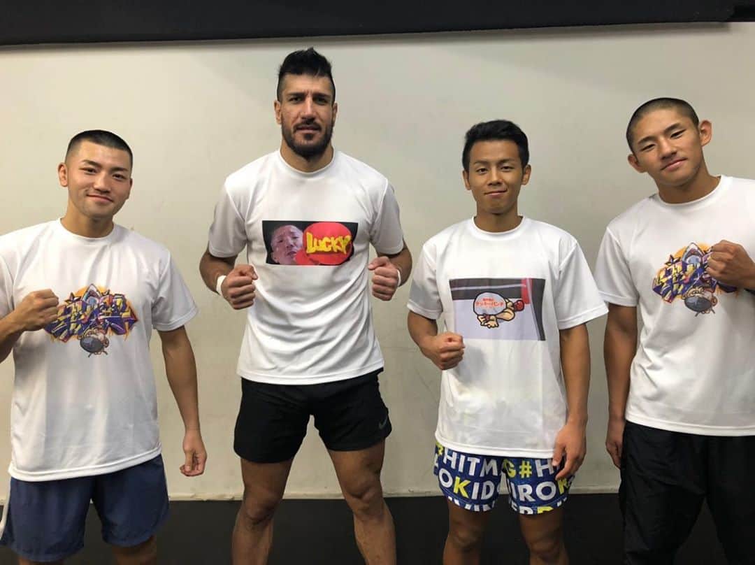 堀井翼のインスタグラム：「シナカリミアン選手も絶対王者武居由樹選手も中島千博選手も中野滉太選手も着る堀井翼Tシャツ‼︎笑  youtu.be/bNAW21D68dE  #シナカリミアン #武居由樹 #中島千博 #中野滉太 #パワーオブドリーム #堀井翼のラッキーパンチチャンネル」
