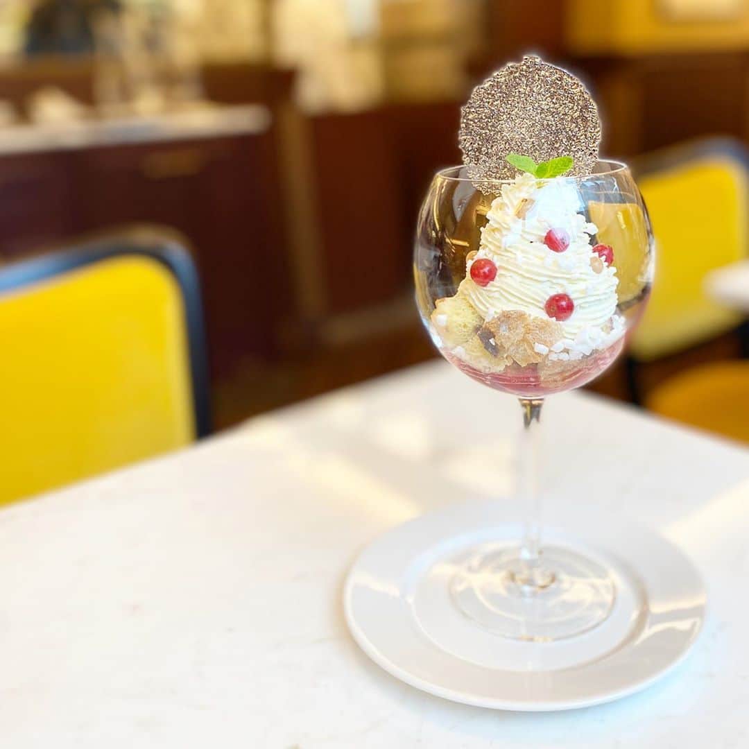市川歩美のインスタグラム：「「カフェ コヴァ ミラノ」銀座限定のクリスマスのパフェがとってもおいしいです‼️⭐️🥰  クリスマスコッパ コッパ ビアンコ ナターレ 2000円（税込） 11月9日〜12月25日まで販売（GINZA SIX限定）  中にパネットーネが入っています。これが本当においしい❣️🥰チョコレートアイスクリームが中に、赤すぐりもクリスマスらしくてかわいいです🥰  #ilovechocolate  #chocolat #chocolatelovers  #chocolate #チョコレート #チョコレート大好き #チョコレート好き #ショコラ #チョコレート好きと繋がりたい #チョコレートケーキ #カカオ #カフェコヴァミラノ #ginzasix #cafecovamilano #パフェ #クリスマス限定 #クリスマススイーツ」