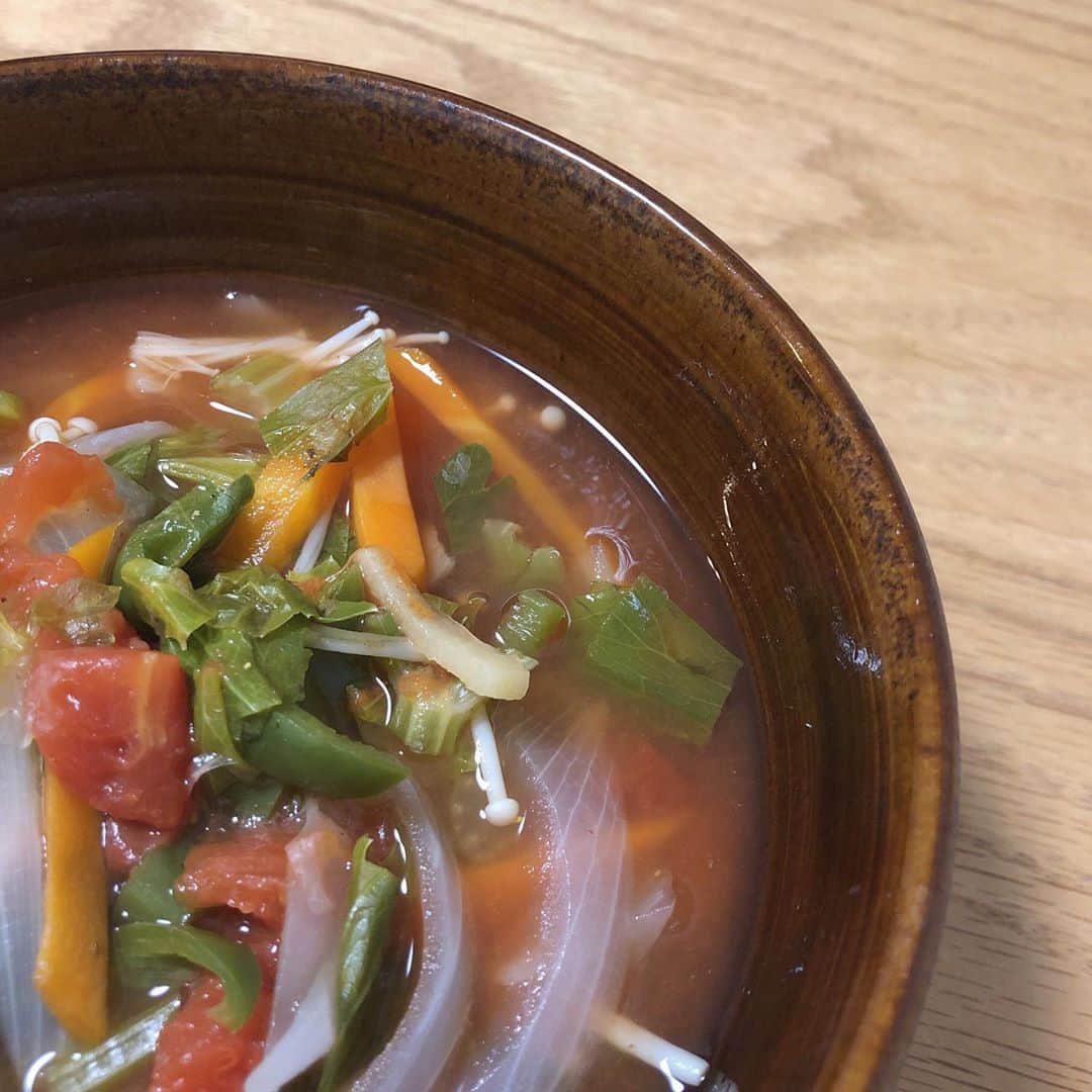 安宅葉奈のインスタグラム：「#脂肪燃焼スープ 🥫﻿ ﻿ 野菜たっぷりトマトスープです🥕﻿ ﻿ ﻿体が温まるスープは この時季良いですねー☺️  生姜も入れました♨️  これをご飯の前に食べて﻿ ダイエットだ！！💪﻿ ﻿ ﻿ #食欲の秋 #ダイエット検定 #資格取得﻿」