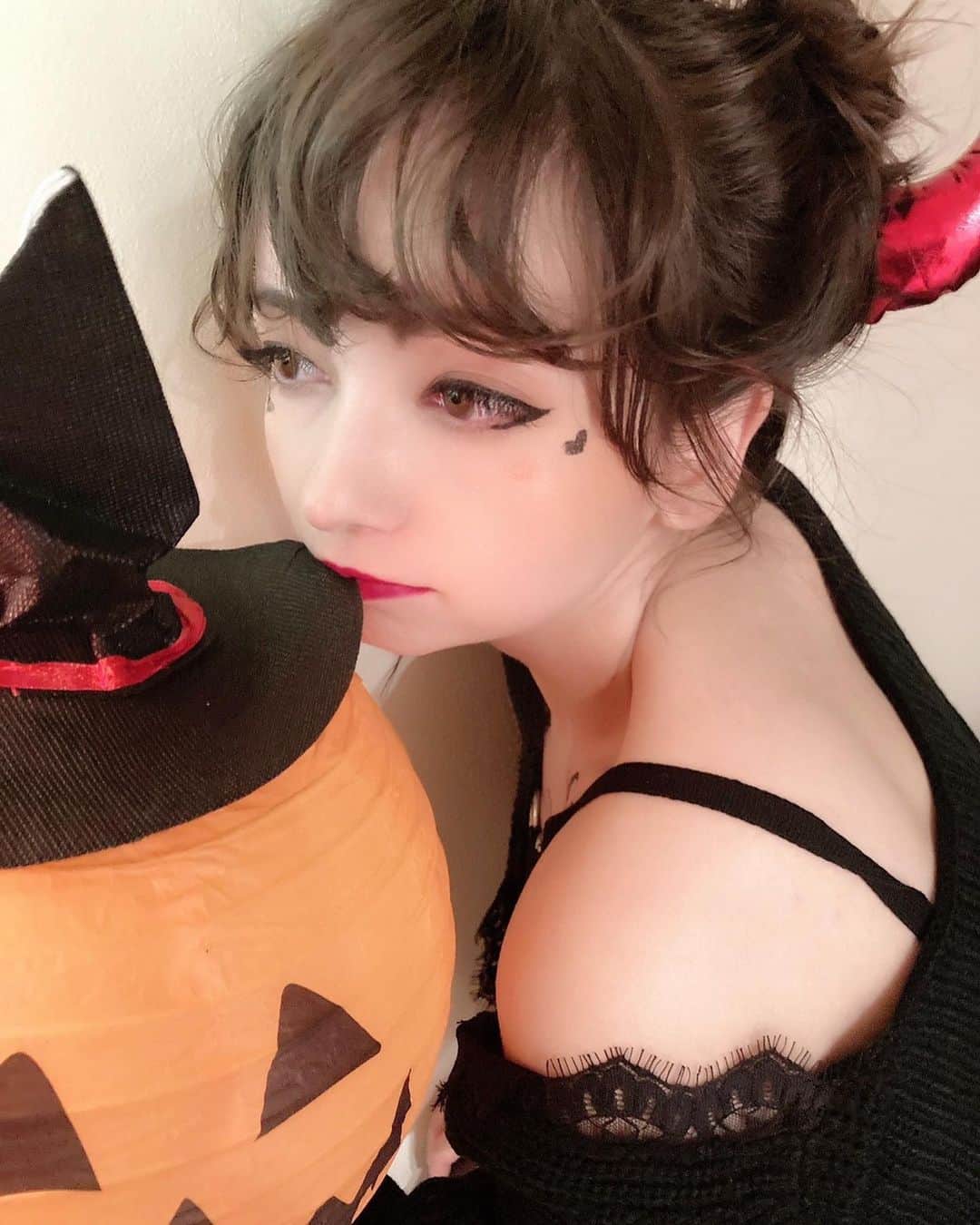 のインスタグラム：「かぷっ🎃🍴  * * このカボチャ撮影で使って家に持ち帰ったら秒で犬におしっこされて破壊されました...🤣✨  * * 可愛かったからまた買いに行こうと思ったらもう売り切れ😭💦  ハロウィングッズってなくなるの早いね💦 残念😭  * * hair&photo @namiheeeeey   #大人 #大人女子 #大人メイク #マツエク #カラコン #ブラウンカラコン #ハロウィンメイク #ハロウィンコスプレ　 #悪魔メイク #悪魔コスプレ #黒コーデ #黒ニット #赤リップ #ギャルメイク #ハーフ #ハーフ顔 #ハーフ女子　　　 #ハロウィンアレンジ #ミディアムヘアアレンジ  #名古屋サロモ #愛知サロモ」