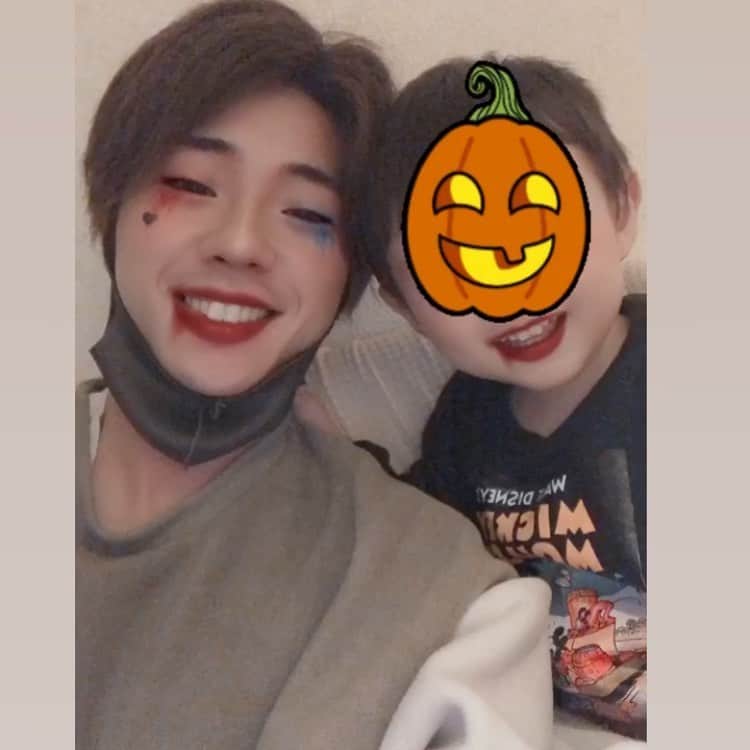 田南輝一のインスタグラム：「. 一足先にハロウィン . . 今年はなんか仮装したいけど 何が喜んでくれるかなー。 . アンパンマンか電車はやだなー、、笑 #ハロウィン　#息子  #家族」