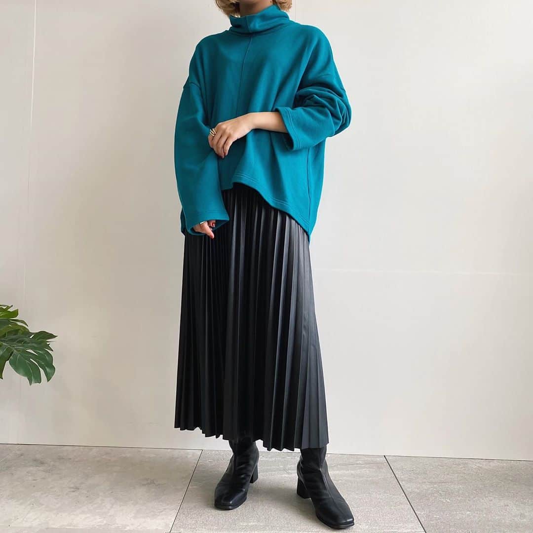 JET NEW YORKのインスタグラム：「﻿ ﻿ ———————————﻿ ﻿ Staff Styling▼﻿ ﻿ ✔︎ turtleneck jersey pullover﻿ No.G50-19551 / ¥11,000(taxin)﻿ ﻿ ✔︎ synthetpic learher pleats skirt﻿ No.G50-79503 / ¥20,900(taxin)﻿ ﻿ >>Link in bio.﻿ ﻿ ———————————﻿ ﻿ #jet_newyork #jetnewyork #newyork #jet #marikohayashi #20 #2020 #aw #20aw #autumn #winter #fall #new #collection #nowonsale #elleshop #worldonlinestore #linkinbio #reconmend #styling #blue #black #pleats #tops #skirt #synthepicleather」
