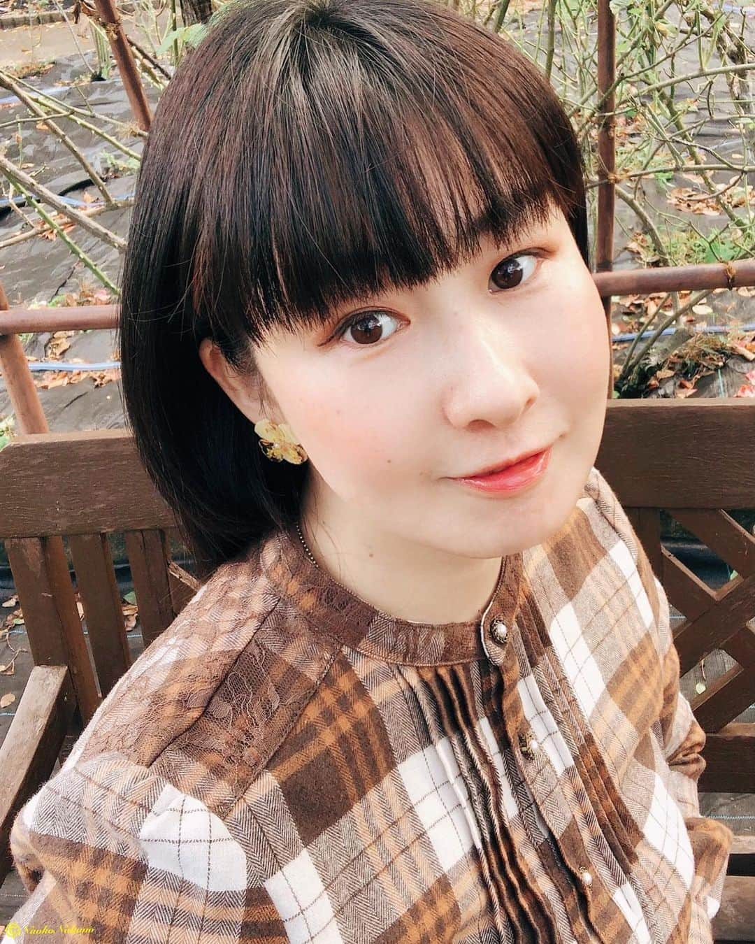 中野菜保子さんのインスタグラム写真 - (中野菜保子Instagram)「. 「ピアス大好き女子にはたまらない😊」 @chuar2420 . 写真は🍎🍎🍎🍎🍎枚♪ 2:本物のドライフラワーです 4:オシャレすぎる♪ 5:お花💐とお揃い🌼 . ご機嫌いかがですか？（≧∇≦）？ . . 今年も昨日から 「ガス工事の正直屋」さんの CMがスタート致しました✨📺✨ 4年連続起用して頂けて 本当に感謝です😌 . 関東圏では「半沢直樹」の スタート2分前に流れたものと 同じCMがオンエア☆ . ナレーションを 担当しております🦋🦋🦋 . 中部関西圏含め別ヴァージョンも OA開始です❗️ 少しでも正直屋さんが 有名になれば✨✨✨ . ついでに中野も🍓😊🍓 . . 耳元の可愛らしいピアスは 「chuar(@chuar2420)」さんの🌼 . 本物のドライフラワーを つめこんだ、 元気かつフェミニンなピアス🌞  先日ストーリーズやtwitterに載せて 好評やったので こちらにUPです🌻🌼🌼🌻 . . 実はこのピアスたちは chuarの作家さん(女の子🍓)が ワタシに似合うものを ４つ選んで下さいました🎶 . . ピアス好きで良くつけるけれど さすが作家さん😊めっちゃ好みの 可愛くてクールなピアスさんが 届いてウキウキ✨✨✨ . 自分で選ぶよりいいなw . また写り込んでるの 発見してみて下さいね💐 . . よし！原稿書くぞ❗️❗️❗️ . みんな頑張ったら 少しは休んで下さいね☕️🍵🍶 ＊ ＊ ＊ #chuar #ピアス #ハンドメイド #ドライフラワーアクセサリー  #元気印のビタミンカラー  #可愛いピアス見つけた  #handcraftedjewelry  #手作りアクセサリーピアス #クールカジュアル  #ワンピース女子 #ピアス大好きっ子  #笑顔引き立つ ピアスたち #正直屋 #CM出演中 #半沢直樹 #CMナレーション #視聴率すごい  #倍返し #恩返しだ  #中野菜保子 #actor #俳優 #美白美人 #魅惑の瞳 #ナオ部 #haveagreatweek  @chuar2420 @syanhaijitensya」10月23日 19時48分 - naokonakano8319