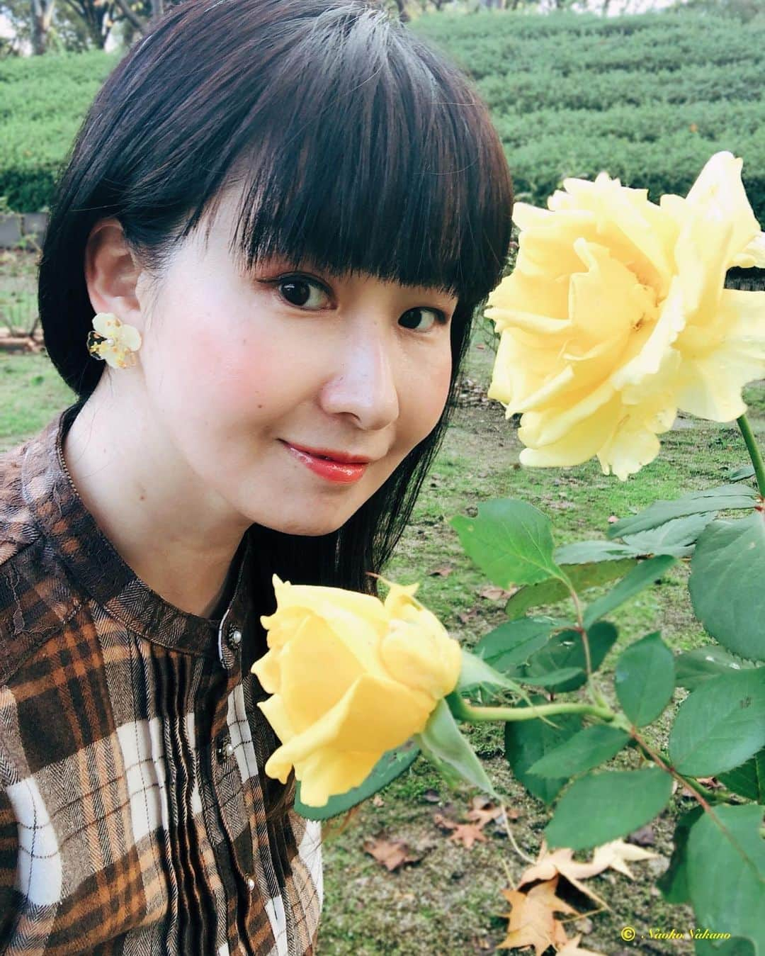 中野菜保子さんのインスタグラム写真 - (中野菜保子Instagram)「. 「ピアス大好き女子にはたまらない😊」 @chuar2420 . 写真は🍎🍎🍎🍎🍎枚♪ 2:本物のドライフラワーです 4:オシャレすぎる♪ 5:お花💐とお揃い🌼 . ご機嫌いかがですか？（≧∇≦）？ . . 今年も昨日から 「ガス工事の正直屋」さんの CMがスタート致しました✨📺✨ 4年連続起用して頂けて 本当に感謝です😌 . 関東圏では「半沢直樹」の スタート2分前に流れたものと 同じCMがオンエア☆ . ナレーションを 担当しております🦋🦋🦋 . 中部関西圏含め別ヴァージョンも OA開始です❗️ 少しでも正直屋さんが 有名になれば✨✨✨ . ついでに中野も🍓😊🍓 . . 耳元の可愛らしいピアスは 「chuar(@chuar2420)」さんの🌼 . 本物のドライフラワーを つめこんだ、 元気かつフェミニンなピアス🌞  先日ストーリーズやtwitterに載せて 好評やったので こちらにUPです🌻🌼🌼🌻 . . 実はこのピアスたちは chuarの作家さん(女の子🍓)が ワタシに似合うものを ４つ選んで下さいました🎶 . . ピアス好きで良くつけるけれど さすが作家さん😊めっちゃ好みの 可愛くてクールなピアスさんが 届いてウキウキ✨✨✨ . 自分で選ぶよりいいなw . また写り込んでるの 発見してみて下さいね💐 . . よし！原稿書くぞ❗️❗️❗️ . みんな頑張ったら 少しは休んで下さいね☕️🍵🍶 ＊ ＊ ＊ #chuar #ピアス #ハンドメイド #ドライフラワーアクセサリー  #元気印のビタミンカラー  #可愛いピアス見つけた  #handcraftedjewelry  #手作りアクセサリーピアス #クールカジュアル  #ワンピース女子 #ピアス大好きっ子  #笑顔引き立つ ピアスたち #正直屋 #CM出演中 #半沢直樹 #CMナレーション #視聴率すごい  #倍返し #恩返しだ  #中野菜保子 #actor #俳優 #美白美人 #魅惑の瞳 #ナオ部 #haveagreatweek  @chuar2420 @syanhaijitensya」10月23日 19時48分 - naokonakano8319