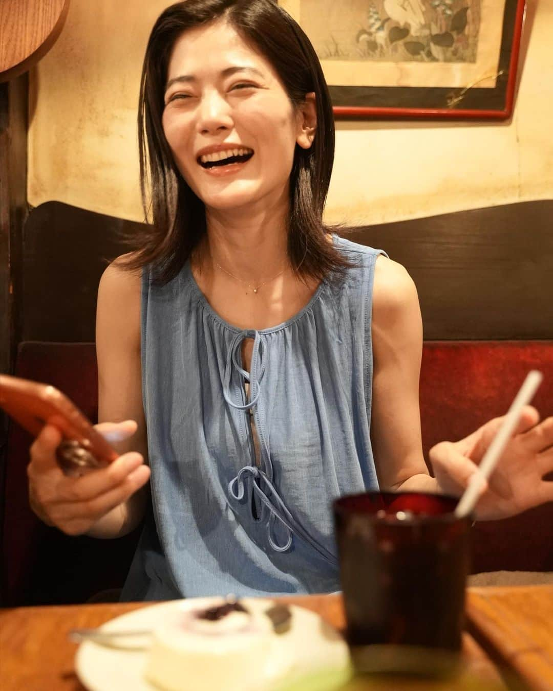 一双麻希 さんのインスタグラム写真 - (一双麻希 Instagram)「もし、食べられなくなるとしたら 白ご飯よりも、甘いものの方が絶対に耐えられない😭 それほど甘いものがすきです。笑🍰🍧 高円寺の撮影の時、たまたま行ってみたかった老舗喫茶店に行けました。 うれしそうだなぁ。 ・ #高円寺の撮影合間の休憩time #七つ森  #食べ物の写メは縦と横両方で撮る  #なぜか爆笑  #服が季節外れ🙏  #高円寺 #コーヒー好き #喫茶店好き #スイーツ好き #甘いもの好き #喫茶店巡り #カフェ巡り #純喫茶  #レアチーズケーキ #ポートレート #portrait #coffeetime #japanphotography #portraitphotography #happysmile」10月23日 19時49分 - isso_maki315