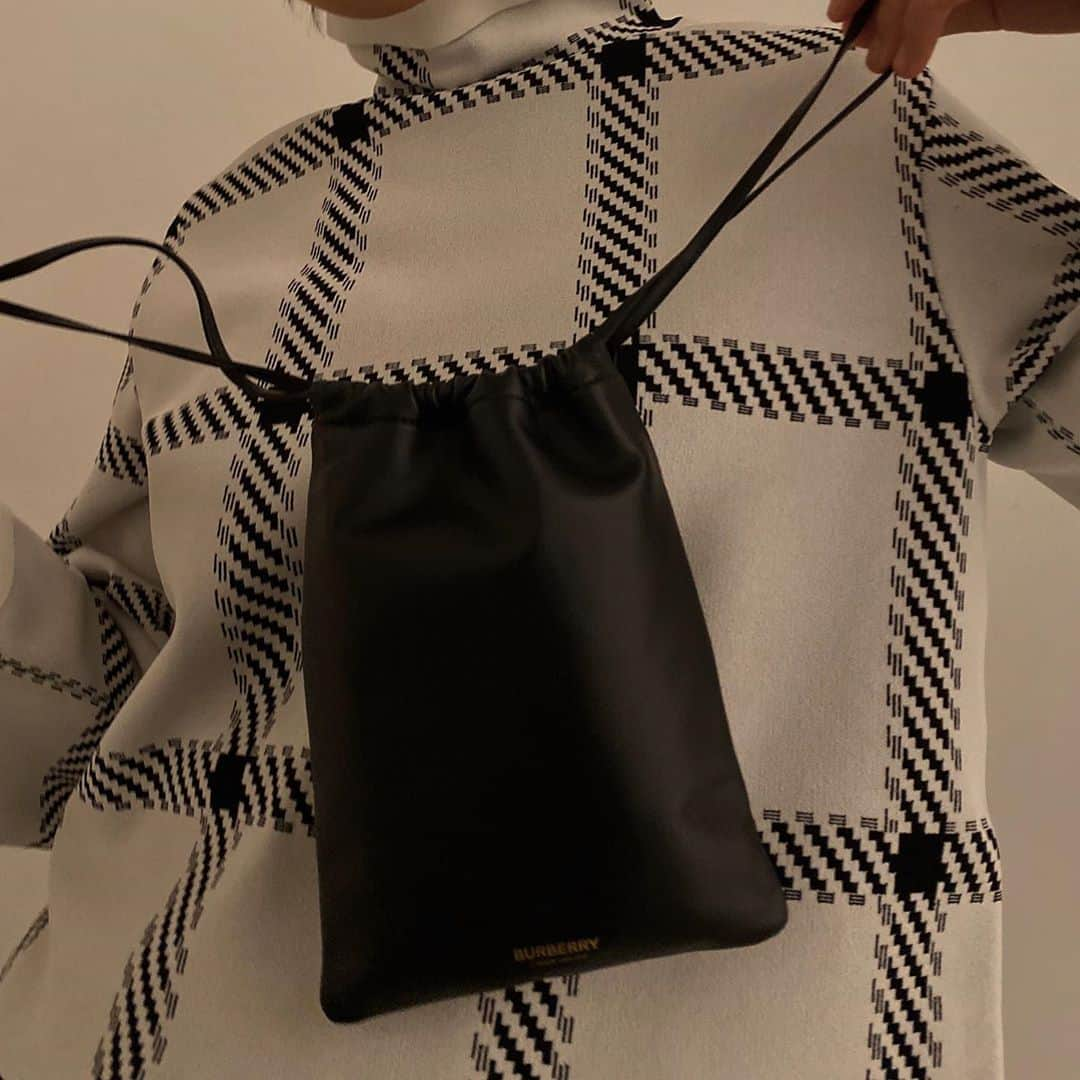 リステアさんのインスタグラム写真 - (リステアInstagram)「Soft Pouch Bag🖤 >>> @burberry   ✔️Soft Pouch (Black/Beige) ¥52,000 + Tax  @restirofficial  RESTIR.com RESTIR STYLISTS APP RESTIR BOUTIQUE  #restir #リステア #burberry #バーバリー #pouch #pouchbag #ポーチ #バッグ #かばん」10月23日 19時53分 - restirofficial