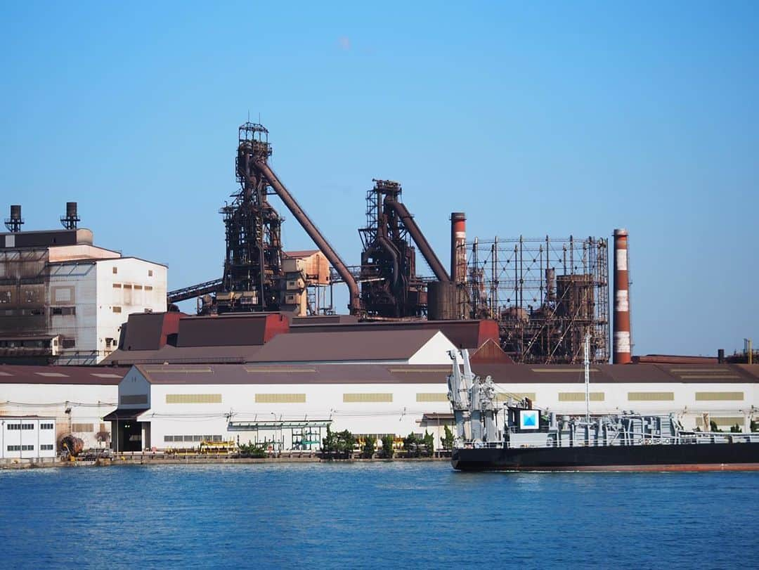 今井安紀さんのインスタグラム写真 - (今井安紀Instagram)「A scenery of Nippon Yawata Works (Kokura) steel plant on Sunday morning. (No.1-3) Tempura Hirao is my favorite of all the popular tempura restaurants. If you go there, you should order a extra “mozzarella tempura” !! I also bought salted squid there.(No.4) Amagori-smoothie (Amaou strawberry smoothie) was delicious. You can drink it at Hakata St. (No.5) The last meal of this trip was ramen of Hakata Ikkosha in the Fukuoka Airport. (No.6) I hope I’m gonna be able to go to Kitakyushu and Fukuoka next year again, see you!!  日曜の朝の八幡製鐵所小倉地区の景色。ギラヴァンツの事務所のすぐ近くのパーキングから見られる。(No.1-3) ここからはご飯の備忘録。 まずはひらおキメた。モッツァレラの天ぷらは追加すべし。お土産に名物のイカの塩辛も購入。(No.4) アビスパサポーターの友人オススメの伊都きんぐのあまゴリスムージー。いい具合の自然の甘さといちごの香りの豊かさが絶妙。好み。なんでオススメされたかってアビスパのスポンサーらしい。明太子はふくやしか買わせてもらえなかった。(いじってますがふくやさん好きです)(No.5) 空港で旅の〆はラーメン。博多一幸舎。餃子も食べればよかった。(No.6) また来年も行くぞ。  Camera : No.1-3 Olympus PEN E-PL9 No.4-6 iPhone  #olympuspenepl9 #noedit #nofilter #photolover #latergram #trip #travel #kitakyushu #fukuoka #kokura #fukuokagourmet #tempura #hakataikkousha  #オリンパスPEN #加工なし #撮って出し #写真好きな人と繋がりたい #時差スタグラム #旅 #旅行 #福岡 #小倉 #北九州 #八幡製鐵所 #八幡製鉄所 #八幡製鉄所小倉地区 #天ぷらひらお #伊都きんぐ #あまゴリスムージー #博多一幸舎」10月23日 19時54分 - i_am_akinyan0826