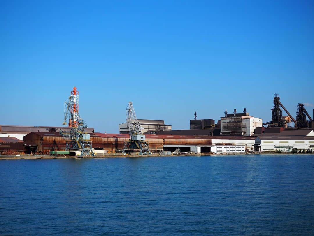 今井安紀さんのインスタグラム写真 - (今井安紀Instagram)「A scenery of Nippon Yawata Works (Kokura) steel plant on Sunday morning. (No.1-3) Tempura Hirao is my favorite of all the popular tempura restaurants. If you go there, you should order a extra “mozzarella tempura” !! I also bought salted squid there.(No.4) Amagori-smoothie (Amaou strawberry smoothie) was delicious. You can drink it at Hakata St. (No.5) The last meal of this trip was ramen of Hakata Ikkosha in the Fukuoka Airport. (No.6) I hope I’m gonna be able to go to Kitakyushu and Fukuoka next year again, see you!!  日曜の朝の八幡製鐵所小倉地区の景色。ギラヴァンツの事務所のすぐ近くのパーキングから見られる。(No.1-3) ここからはご飯の備忘録。 まずはひらおキメた。モッツァレラの天ぷらは追加すべし。お土産に名物のイカの塩辛も購入。(No.4) アビスパサポーターの友人オススメの伊都きんぐのあまゴリスムージー。いい具合の自然の甘さといちごの香りの豊かさが絶妙。好み。なんでオススメされたかってアビスパのスポンサーらしい。明太子はふくやしか買わせてもらえなかった。(いじってますがふくやさん好きです)(No.5) 空港で旅の〆はラーメン。博多一幸舎。餃子も食べればよかった。(No.6) また来年も行くぞ。  Camera : No.1-3 Olympus PEN E-PL9 No.4-6 iPhone  #olympuspenepl9 #noedit #nofilter #photolover #latergram #trip #travel #kitakyushu #fukuoka #kokura #fukuokagourmet #tempura #hakataikkousha  #オリンパスPEN #加工なし #撮って出し #写真好きな人と繋がりたい #時差スタグラム #旅 #旅行 #福岡 #小倉 #北九州 #八幡製鐵所 #八幡製鉄所 #八幡製鉄所小倉地区 #天ぷらひらお #伊都きんぐ #あまゴリスムージー #博多一幸舎」10月23日 19時54分 - i_am_akinyan0826