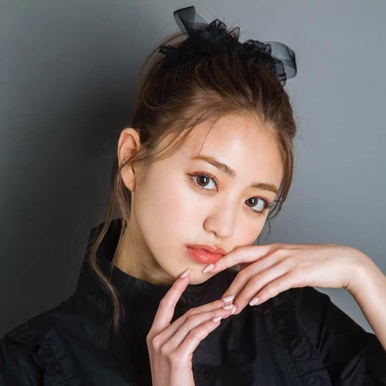 のインスタグラム：「大人気のんのん連載ページ〝かのんわーるどへようこそ〟vol.7のテーマは『黒』 甘い黒と辛い黒をミックスしたコーデや、お気に入りの私物や本音トークなど、のんのんの世界観たっぷりな内容になってるよ🖤✨ まだ見てないティーンズは要チェック🐰🐱♡  #Popteen#POPモデル#香音#のんのん#黒#ブラック#甘辛コーデ#私物#かのんわーるど」