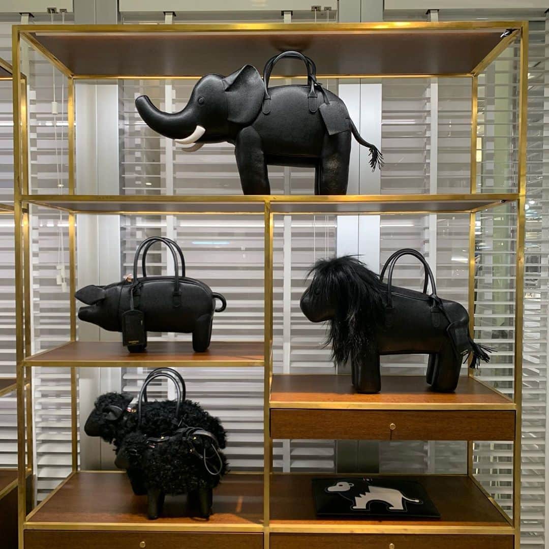 のインスタグラム：「THOM BROWNE ANIMAL POP UP EVENT Until 10/28 At 3F THOM BROWNE CHOCOLATE、THOM BROWNE THOM BROWNEでは期間中に対象のシャツ、Tシャツ、スウェットを購入すると、オリジナルワッペン（各5,500円、全10種類）を好きな箇所に付けられるサービスを実施。※お渡しは約1週間後   #Hankyu #HANKYUMODE #umedahankyu #阪急うめだ本店 #うめだ阪急 #阪急百貨店 #osaka #umeda #mode #thombrowne #トムブラウン #animal #dog #rabbit #sheep #horse」