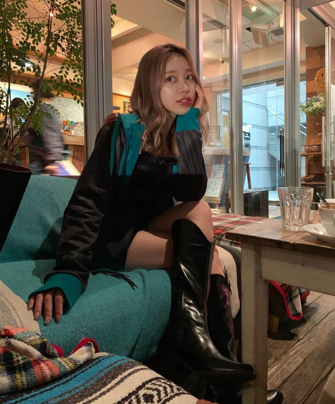 のインスタグラム：「カフェでずっと喋ってた☺️💛 いつの間に日が暮れてた、、早くなったな🥺  今年のお気に入りのロングブーツ 可愛くて履きやすい♡ いっぱいはく︎☺︎♡ @trifle_official」