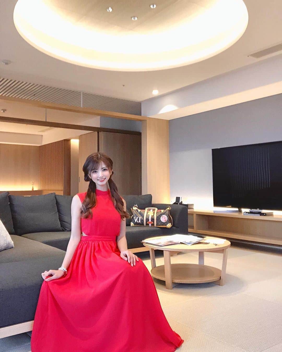 岡田栞奈のインスタグラム：「先月行った温泉宿のお写真を 載せていなかったので、、！  お気に入りのワンピースで パシャリ📸❤️ #群馬県 #温泉旅行 #家族旅行 #ホテル木暮貴賓室天空」