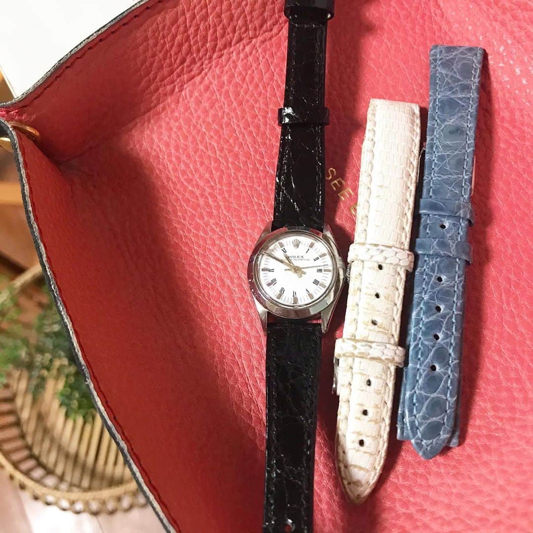 福田葉子さんのインスタグラム写真 - (福田葉子Instagram)「時計も衣替え。黒の革ストラップにチェンジ。いつも伊勢丹の時計リペアで選んで替えてもらいます。久しぶりの黒、なんかいい。 30歳の頃、ドゥーズイエムクラス青山店で出合ったアンティークのロレックスとも長い付き合いになりました。ドゥーのお店がまだプラダの近くにあった頃ですね。あの路面店、大好きだった。時計はこれとフランクミュラーの二本を溺愛中。服も小物も数は必要ない、大好きなものが少しだけあれば生きていけます。 #watch #strap #change #season #black #rolex #antique #love #時計　#ベルト交換　#ロレックス　#アンティーク　#伊勢丹　#ドゥーズイエムクラス #愛用　#衣替え」10月23日 19時58分 - yoyoyokoko