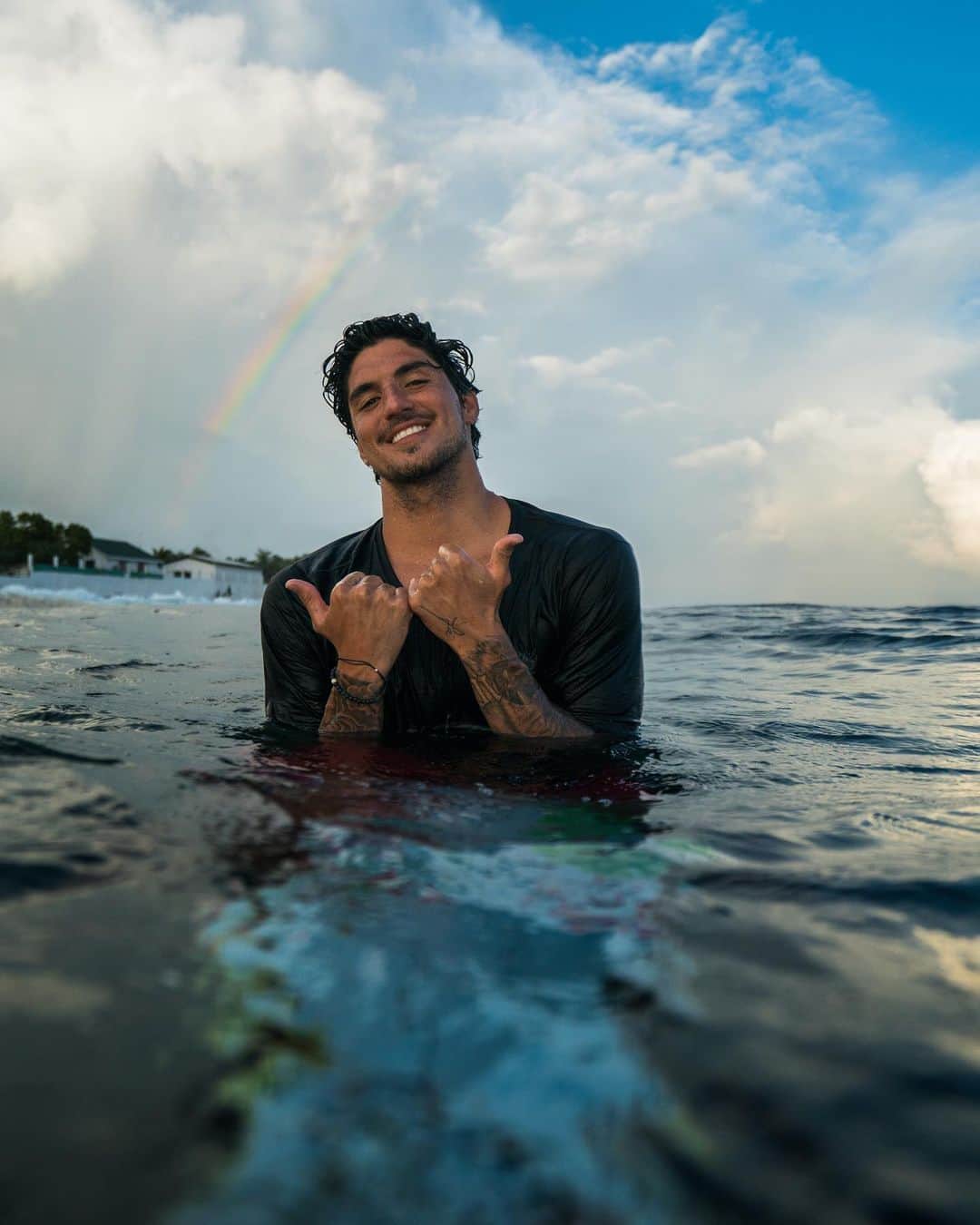 ガブリエル・メディーナのインスタグラム：「Momentos como esse me fazem lembrar o passado, ficar feliz com o presente e encara o futuro sem medo. Deus é perfeito. E como na minha vida ele preparou tudo isso, ele vai preparar o melhor na vida de vocês também, amem! 🙏😊🤙 ll   Moments like this remind me the past, being happy with the present and facing the future without fear. God is perfect. And as he prepared all this in my life, he will prepare the best in your life too, amen! 🙏😊🤙」