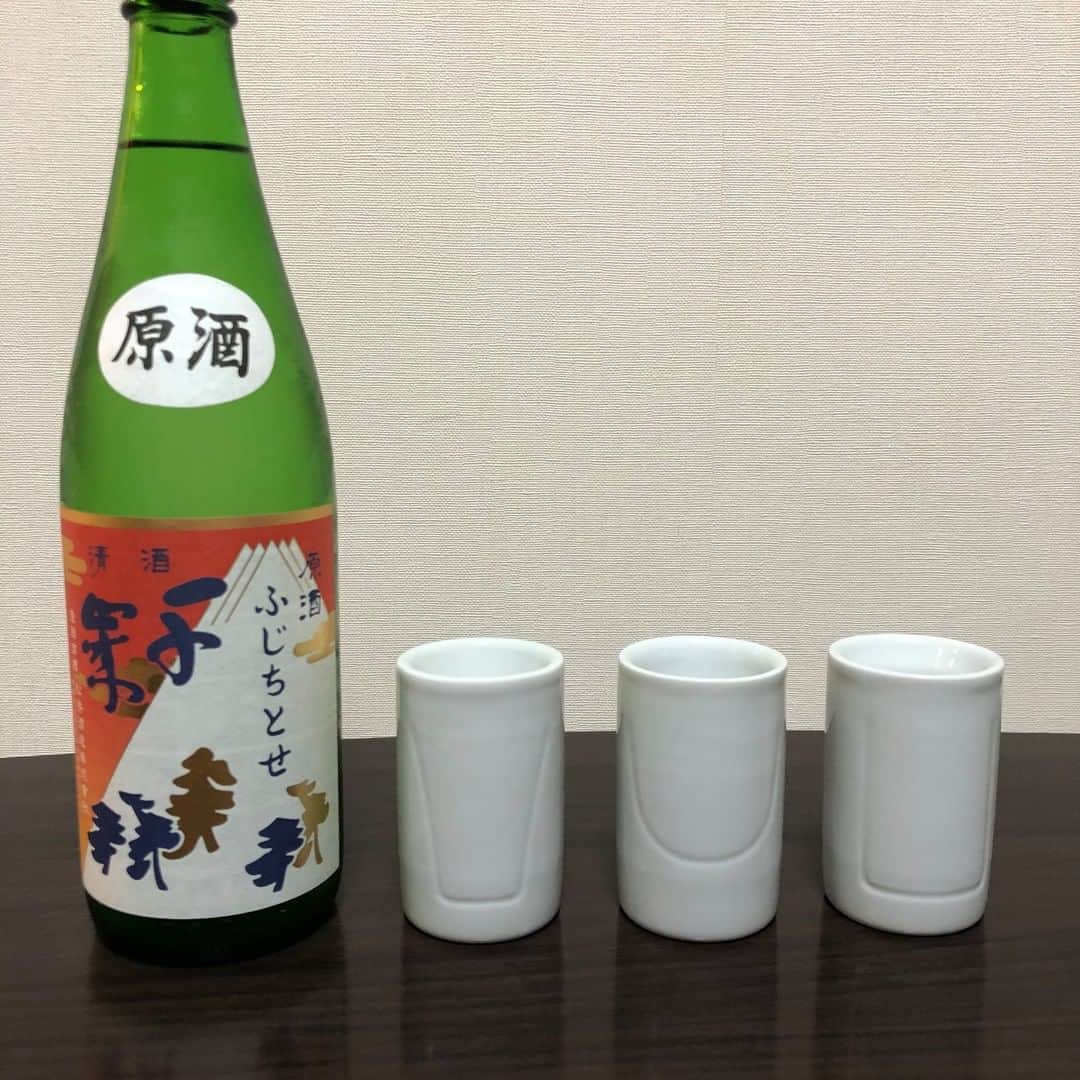 IKKONのインスタグラム：「. 【IKKONで日本酒飲み比べ　富士千歳】  IKKONとは3種の味わい方が 楽しめるぐい呑みです。  内側の形状により 空気との関わり方が変化。 それによりお酒の味の深みや風味を 楽しみ尽くすことができます。  それぞれの特徴を紹介します。  Round フルーティーな優しい 甘味を味わう  Straight 複雑な味わいをしっかりと 十分に味わう  Narrow 飲む過程で起きる 変化を味わう  今回飲み比べた日本酒は 【富士千歳　ひやおろし】 京都府左京区の松井酒造で造られたお酒。 原酒なのでアルコール度数は少し高めです。 熟成された旨味が舌の上にガツンときます。  原酒というのは割り水(加水調整)を していないお酒のことを言います。 普通はアルコール度数を15度前後に 調整するために割り水を行っています。  ◎Round﻿ 濃さはそのままだが、 角がとれてマイルドな味わい ﻿ ◎Straight﻿ 苦味が強調されるが、 甘味などもほのかに感じバランスの良い感じ ﻿ ◎Narrow﻿ ﻿酸味と辛さが強調される  ﻿ このように1本の日本酒で、 3種類の味わい方ができるのがIKKONです。﻿ ﻿  是非お気に入りの日本酒で 試してみてくださいね！﻿ ﻿  詳細は【@ikkon.life】 プロフィールリンクから。 ﻿ ﻿  #ikkon #一献 #飲み比べ #呑み比べ #日本酒飲み比べ #日本酒好き #酒スタグラム #ポン酒 #sakelover #ポン酒ダグラム #酒スタグラム #ポン酒タグラム #日本酒部 #日本酒が好き #日本酒らぶ #日本酒で乾杯 #日本酒飲もう #日本酒好きとつながりたい #日本酒飲みたい #利酒 #日本酒好きな人と繋がりたい #日本酒男子 #日本酒女子 #日本酒大好き #sakelovers #京都のお酒 #ひやおろし #ひやおろしの季節 #富士千歳 #秋酒」