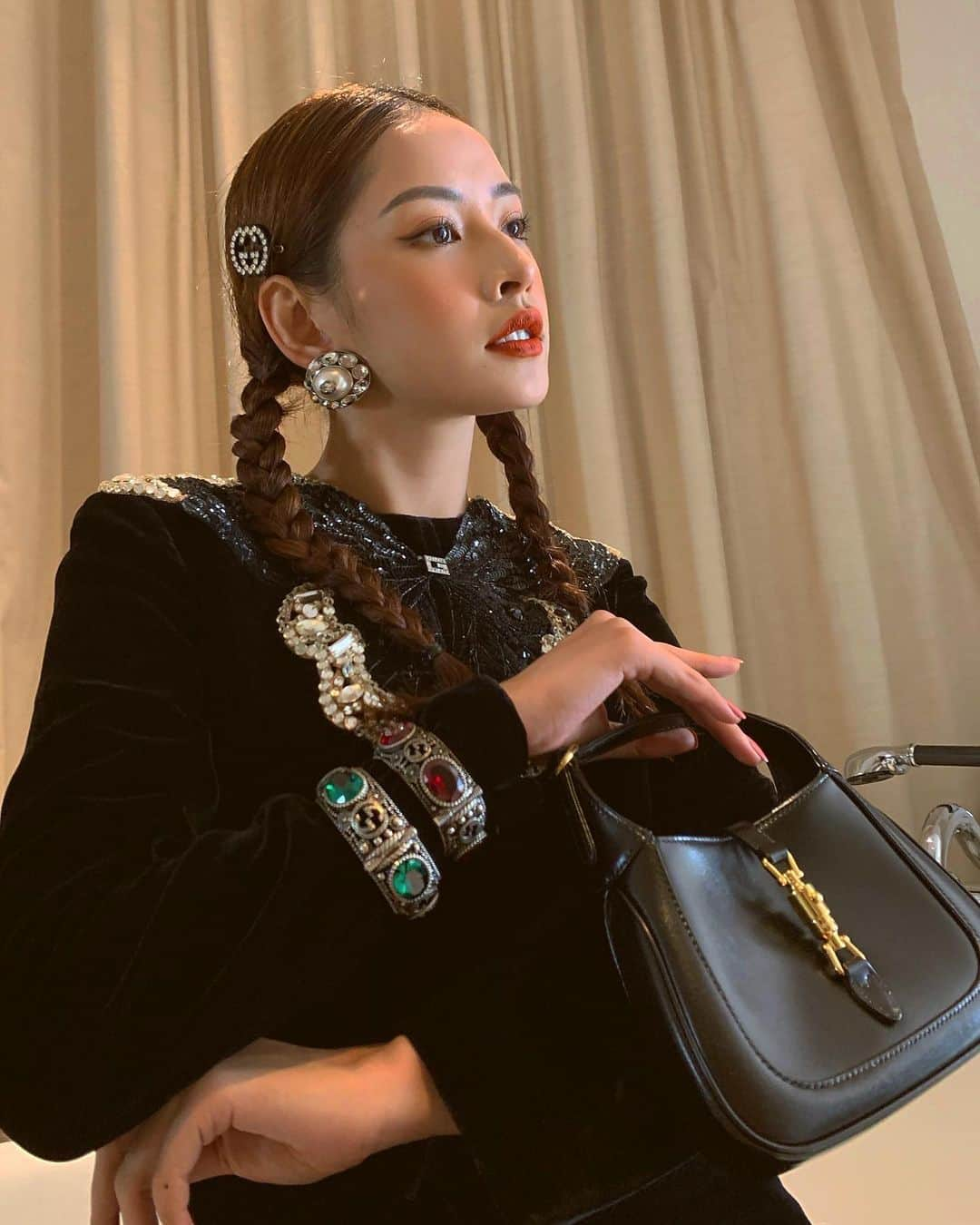 Chi Puさんのインスタグラム写真 - (Chi PuInstagram)「Mỹ miều em Thuý Kiều  #chipuwears #gucci #guccijackie1961」10月23日 20時00分 - chipupu