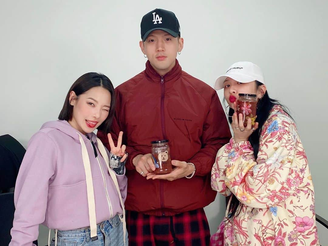 K.A.R.Dさんのインスタグラム写真 - (K.A.R.DInstagram)「[#KARD] #VLIVE 소민이가 멤버들에게🎁  #BM #SOMIN #JIWOO #카드 #비엠 #전소민 #전지우 #소민식당」10月23日 20時02分 - official_kard